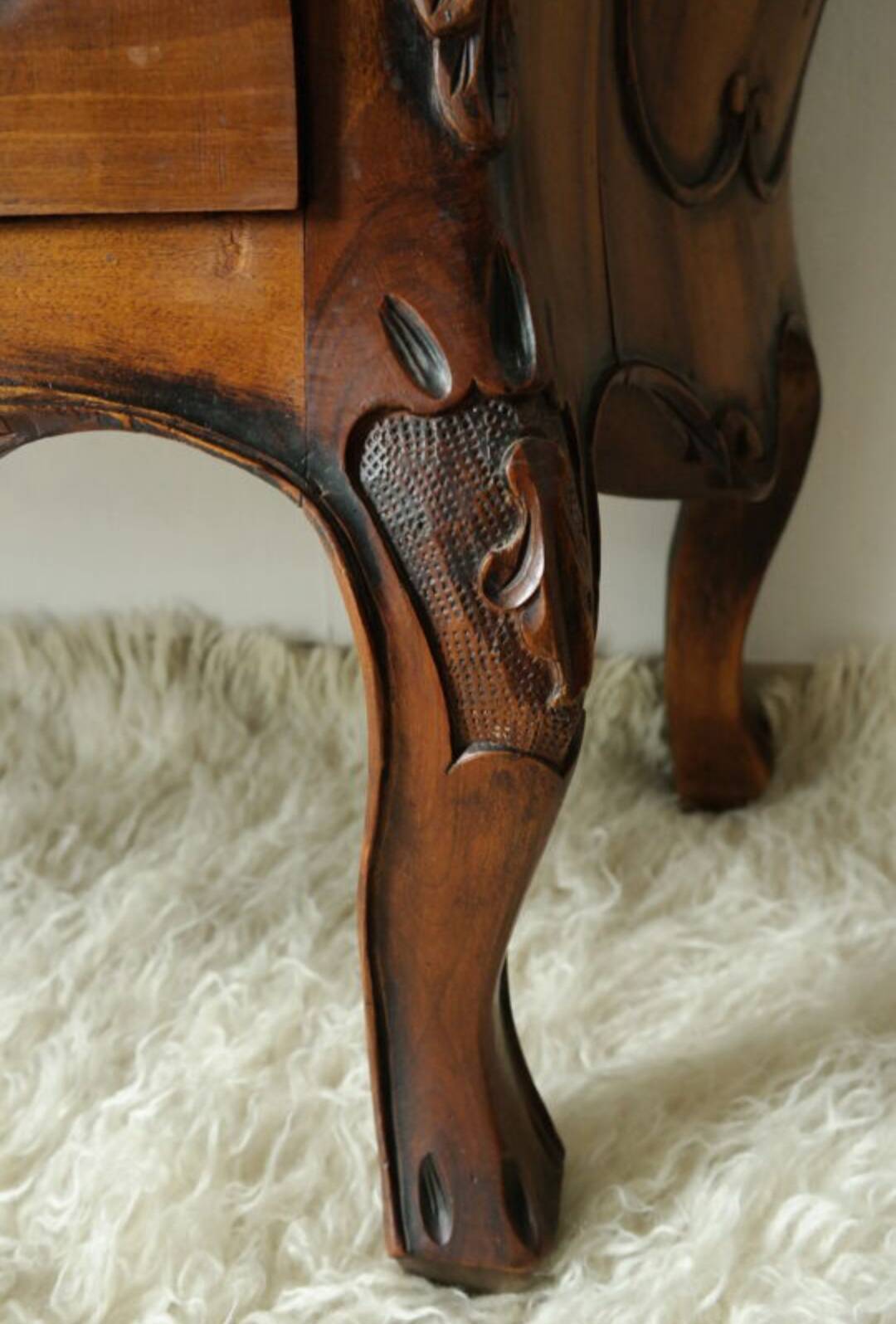 Coffin commode in walnut, Louis XV style, 20th century.
