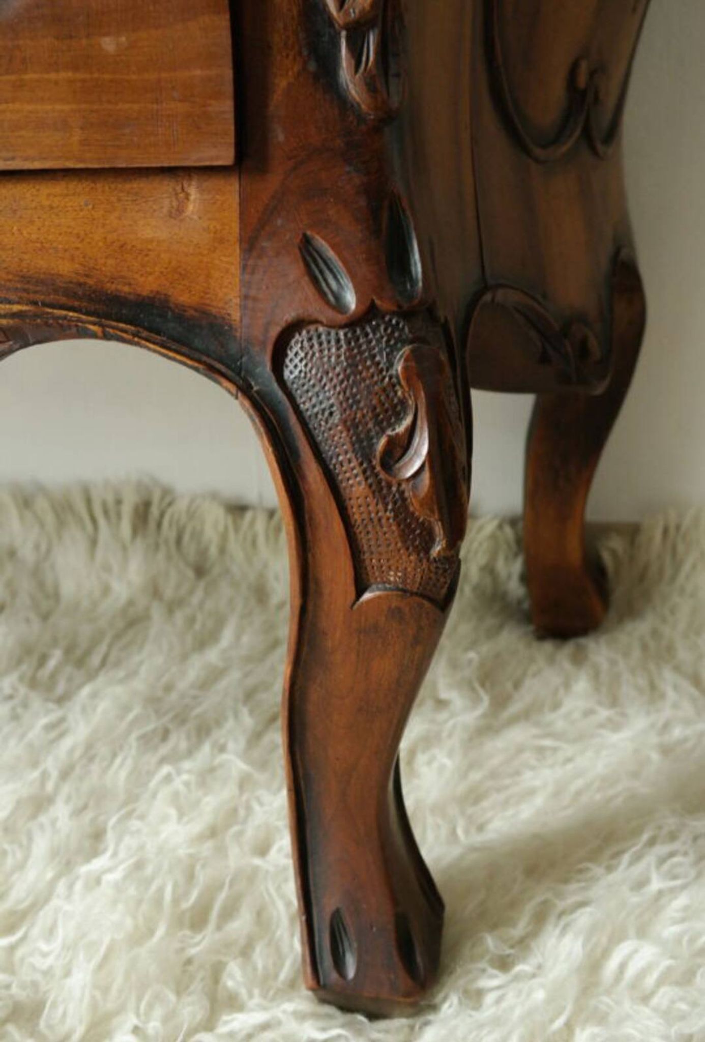 Coffin commode in walnut, Louis XV style, 20th century.