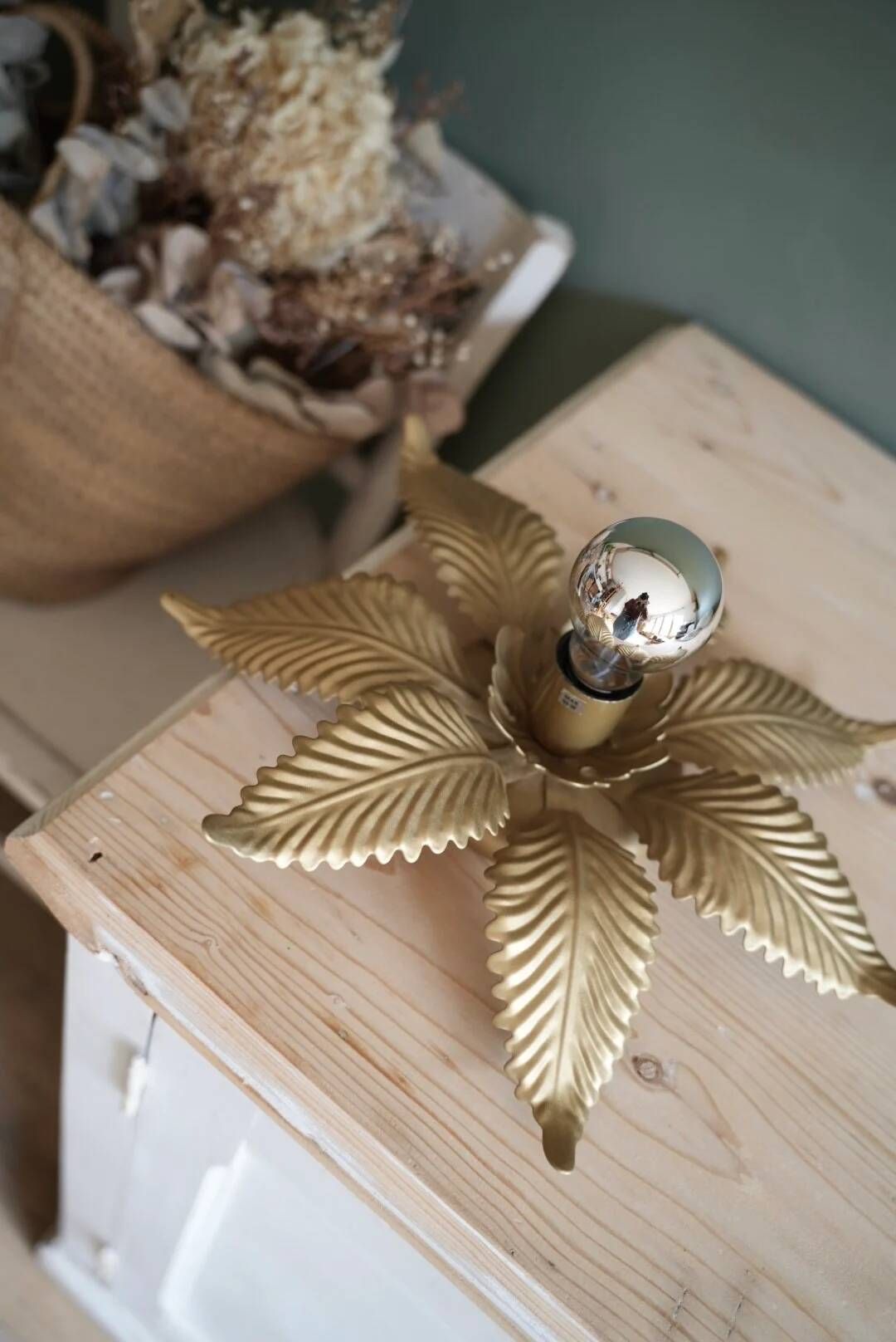 Wall light or ceiling light flower in gold metal