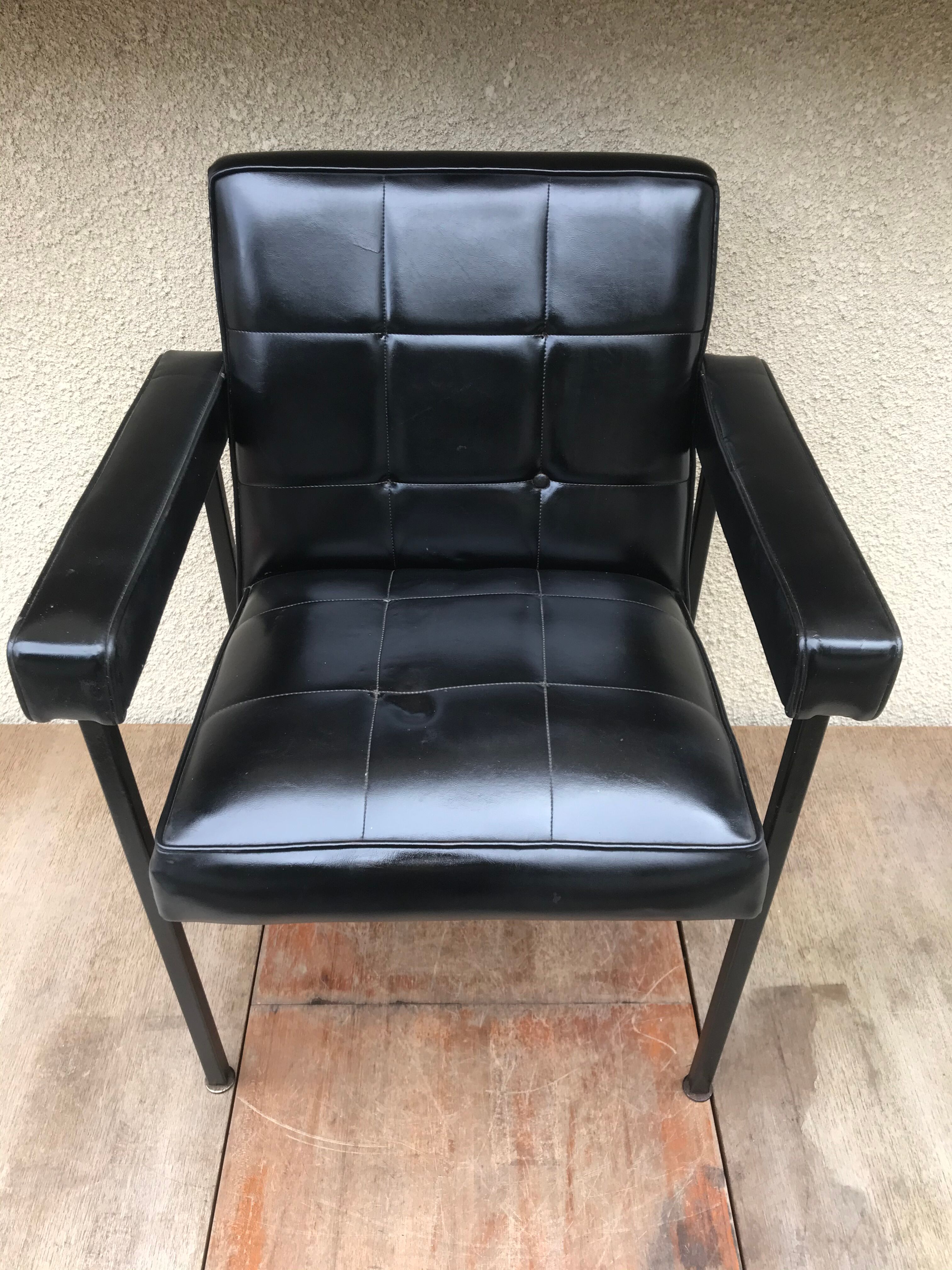 Ancien fauteuil structure métal noir et skaï noir
