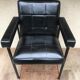 Ancien fauteuil structure métal noir et skaï noir