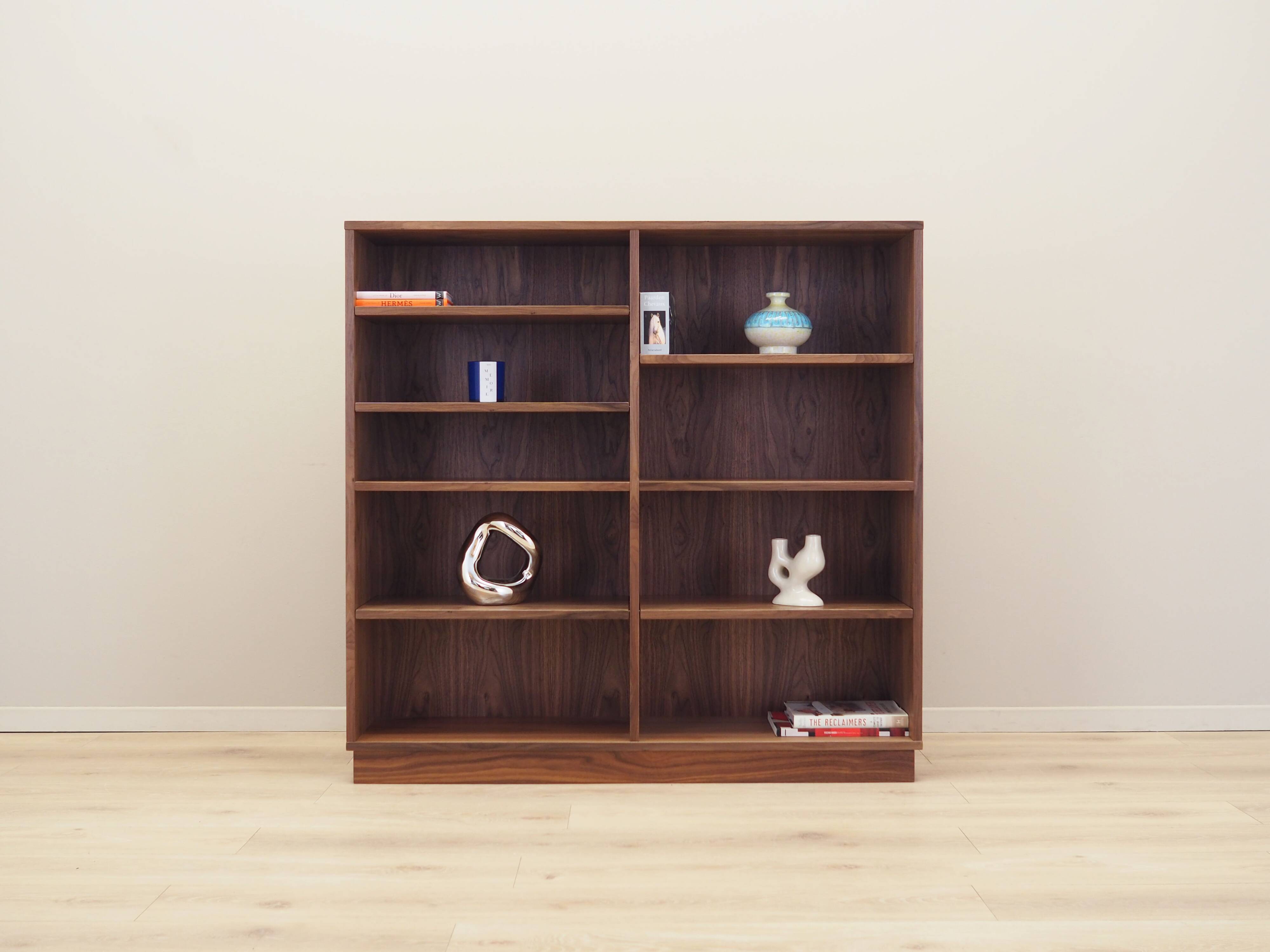 Bibliothèque en noyer, design scandinave