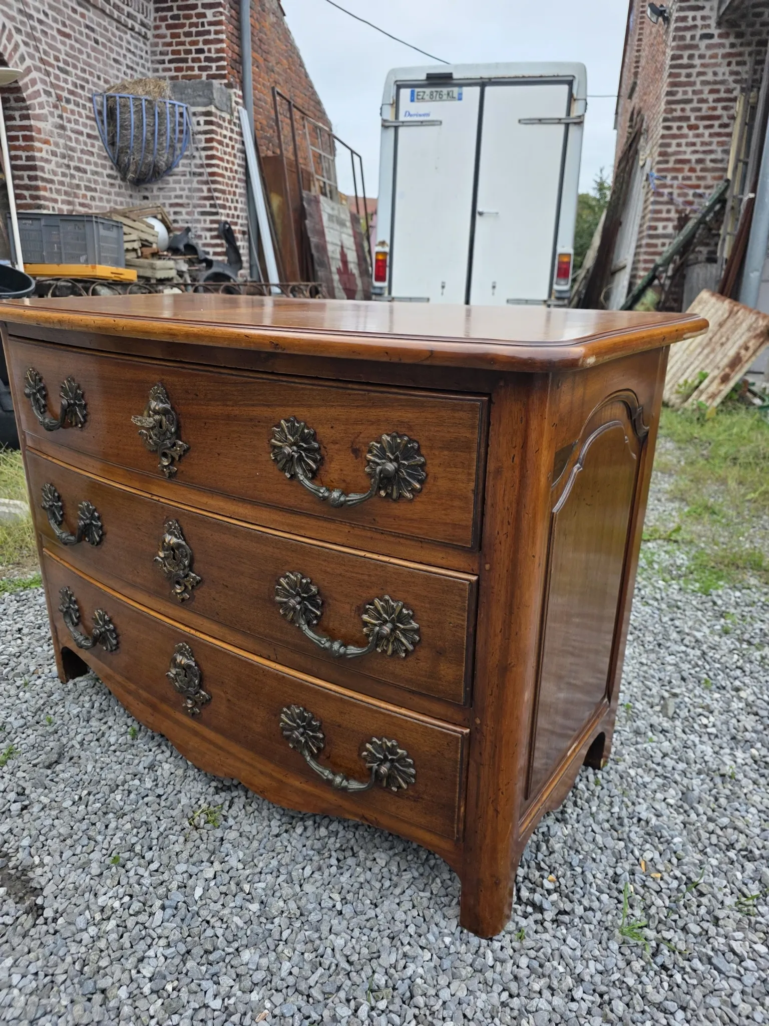 Commode galbée style Louis XV en noyer massif 