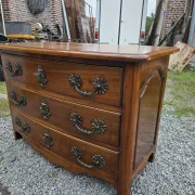 Commode galbée style Louis XV en noyer massif 