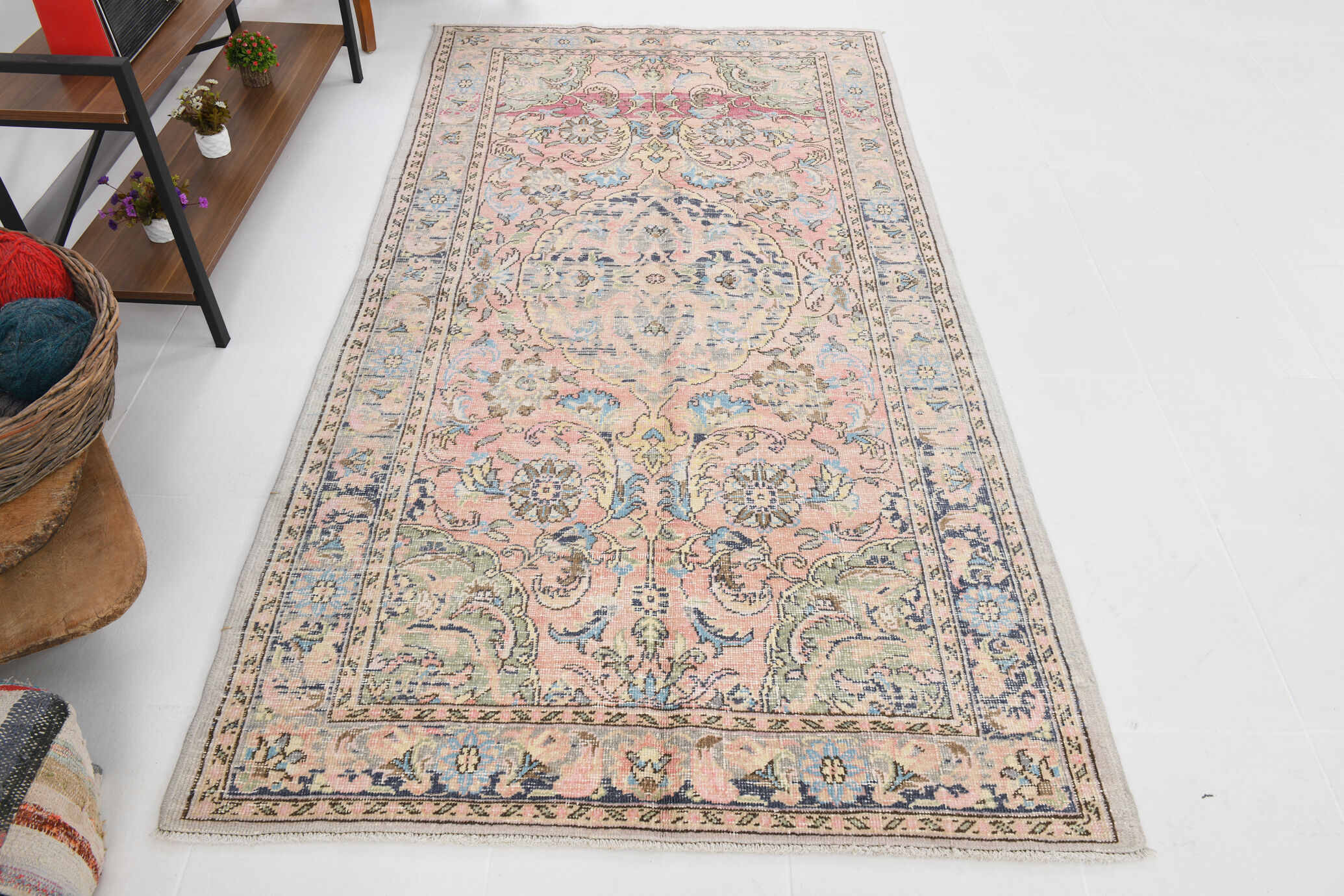 Farmhouse floral vintage rug 256x137cm