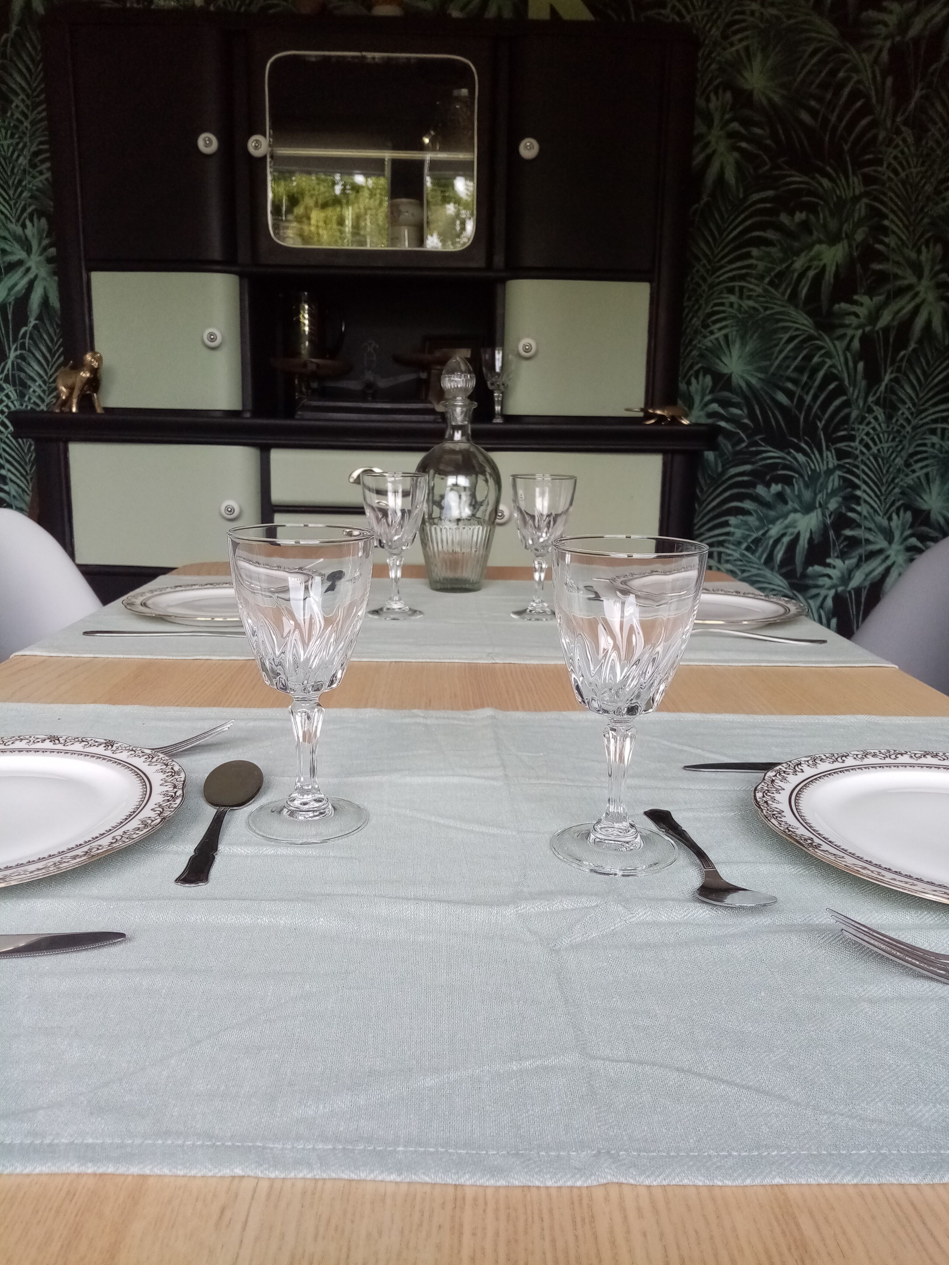 Chissed wine glasses