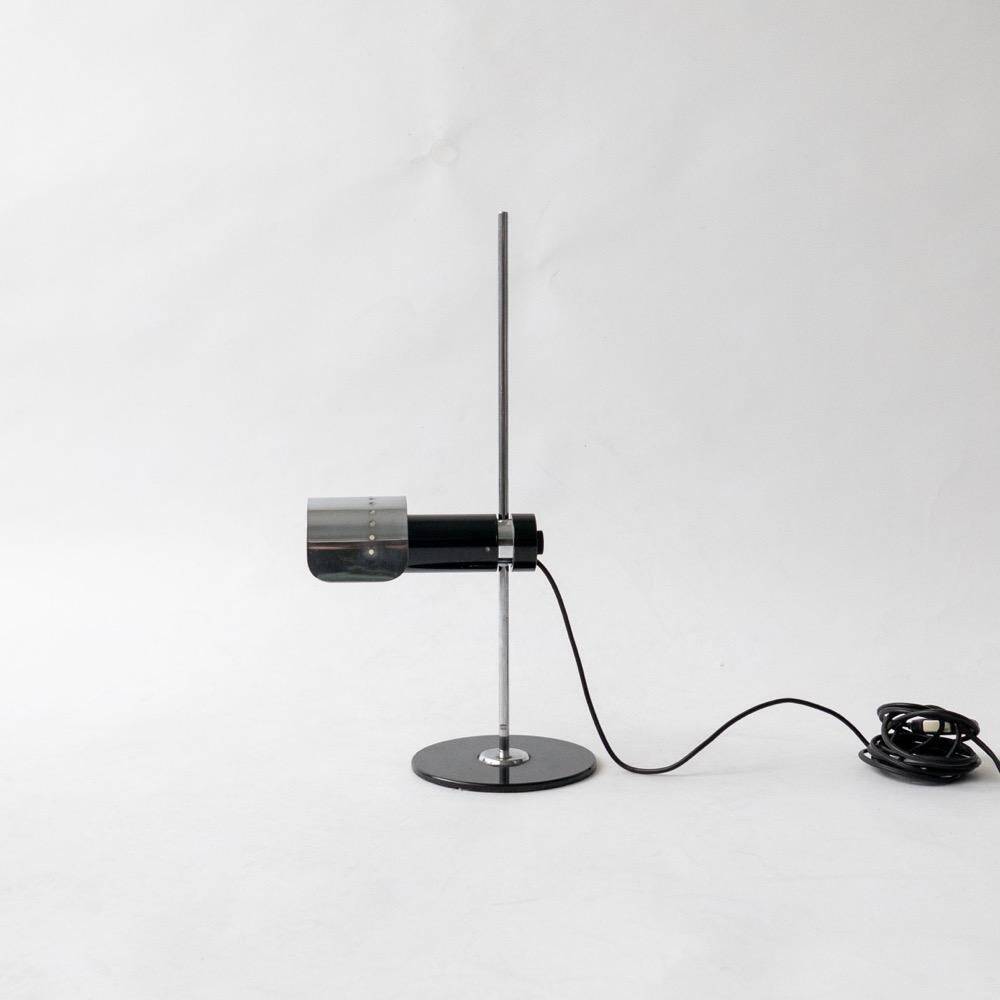 Lampe de table italienne vintage des années 1970 dans le style de Joe Colombo pour Oluce, chromée.