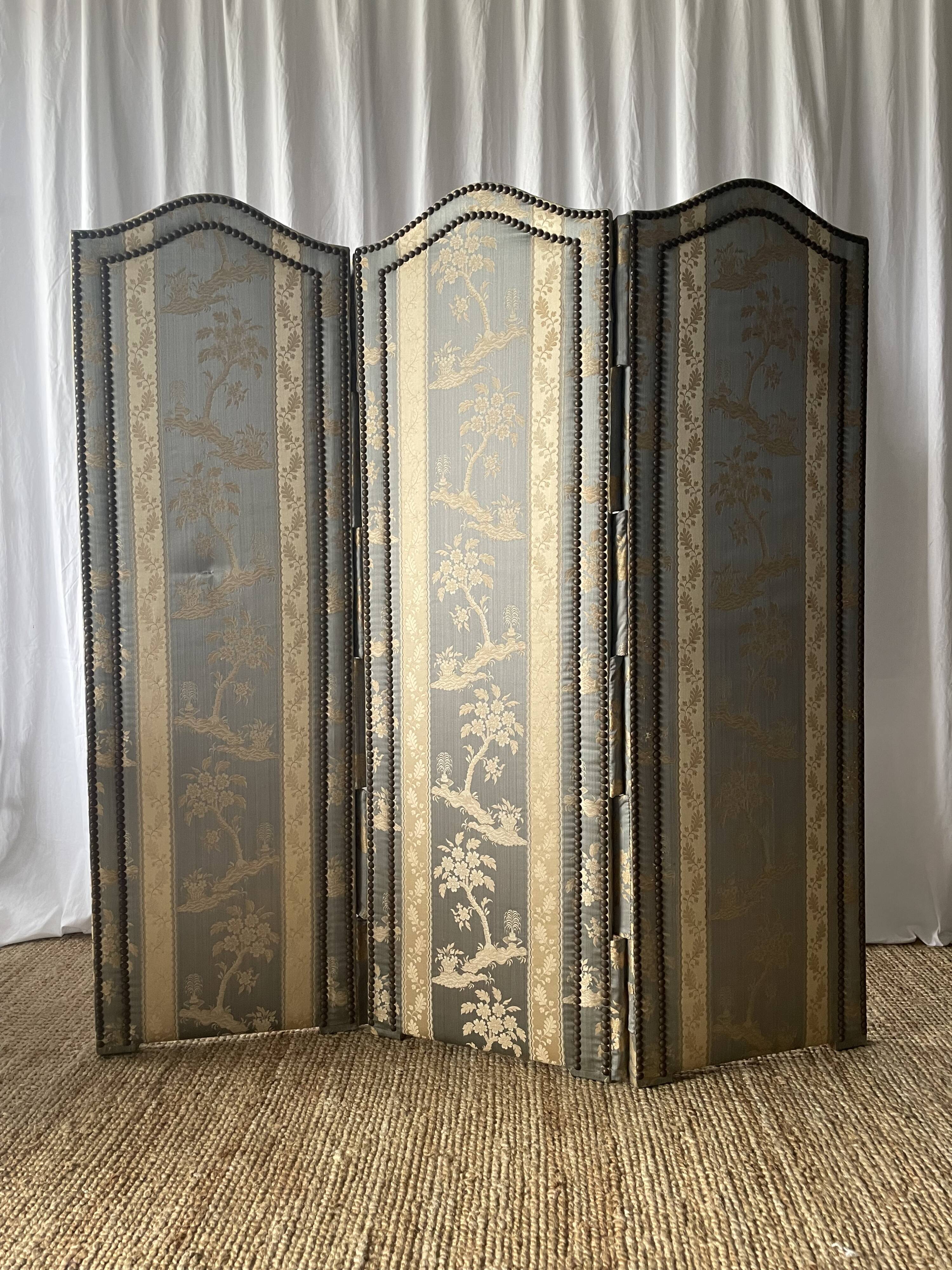 Antique Chinoiserie-style screen from the early 20th century in damask silk.