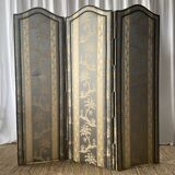 Antique Chinoiserie-style screen from the early 20th century in damask silk.