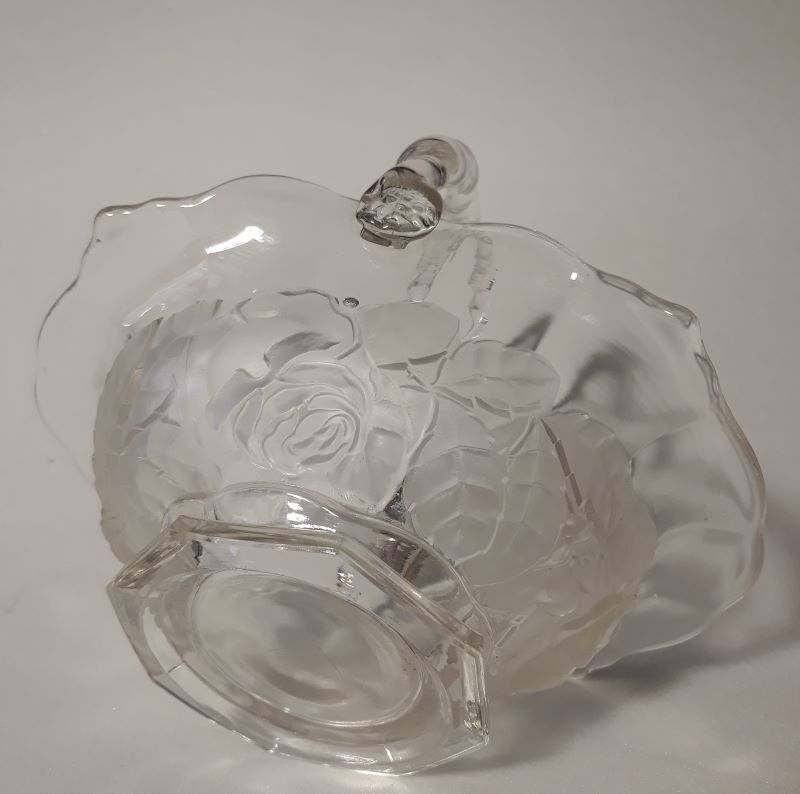 Transparent and translucent glass basket