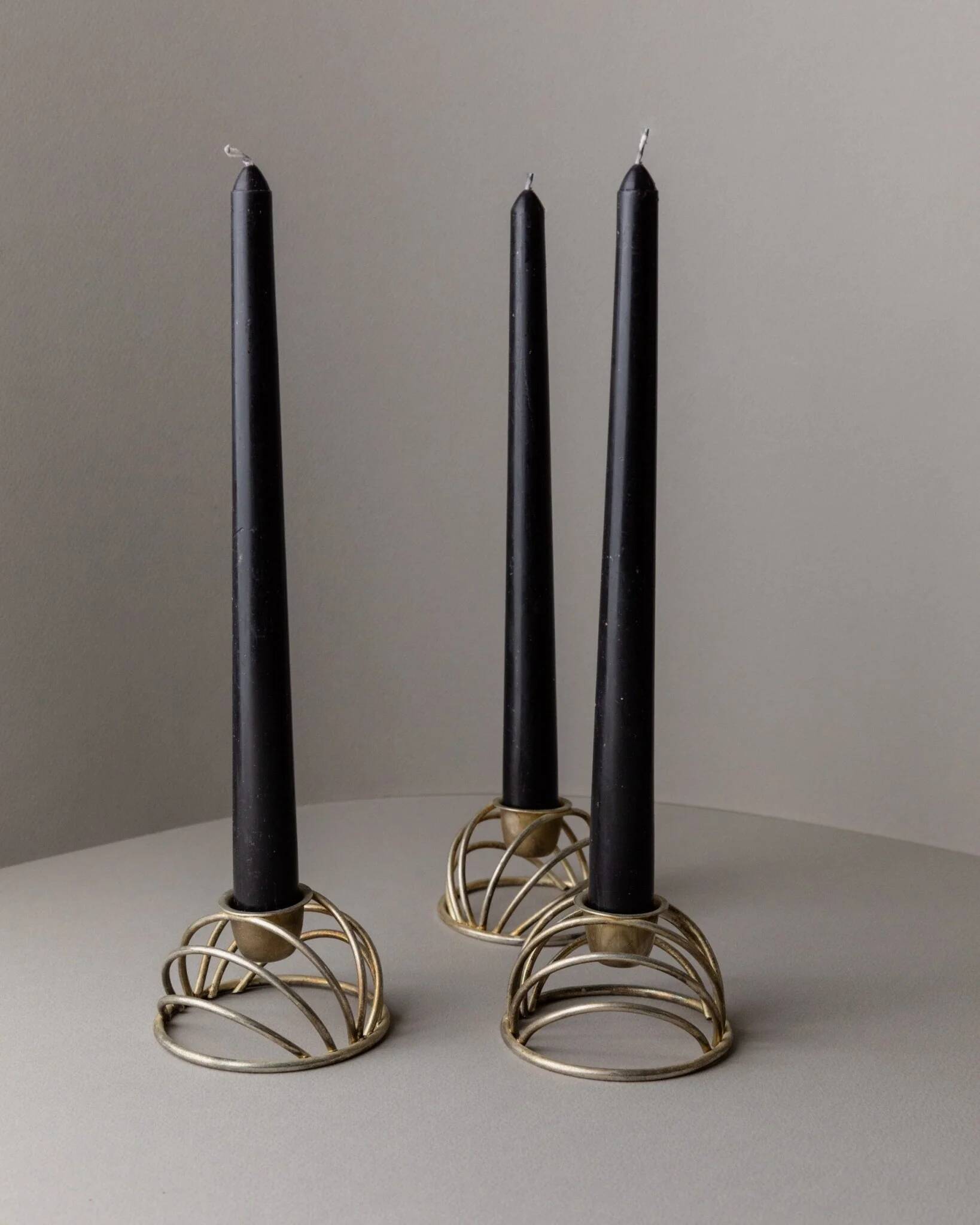 Trois porte-bougies en laiton doré vintage avec cadre en fil de fer en forme de dôme - décor italien des années 1970 du milieu du siècle.