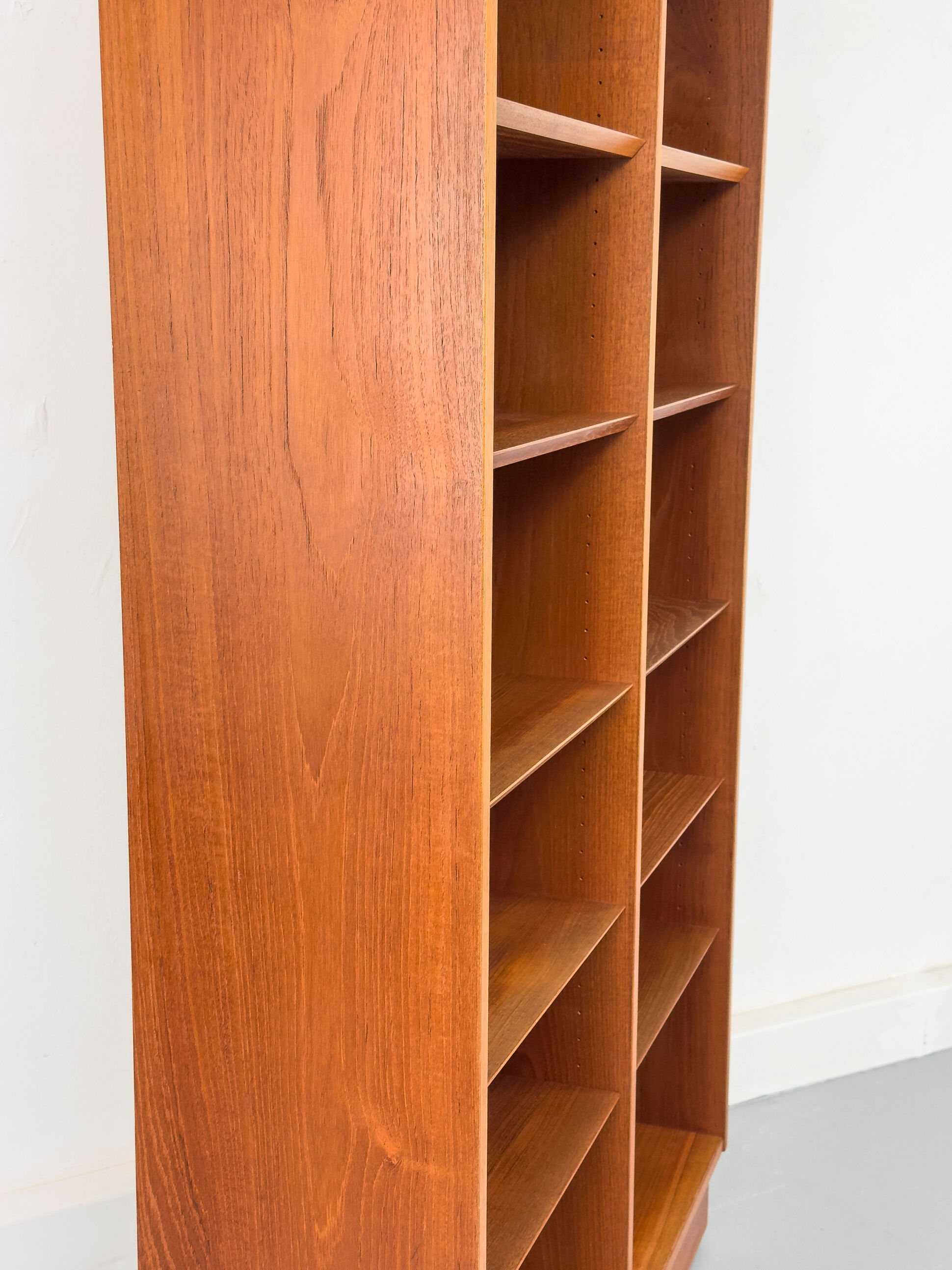 Bibliothèque en teck par Carlo Jensen pour Hundevad & Co., 1960