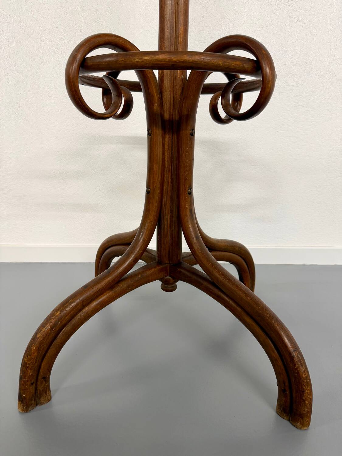 Curved wooden parrot coat rack 1940s thonet mod.10-401