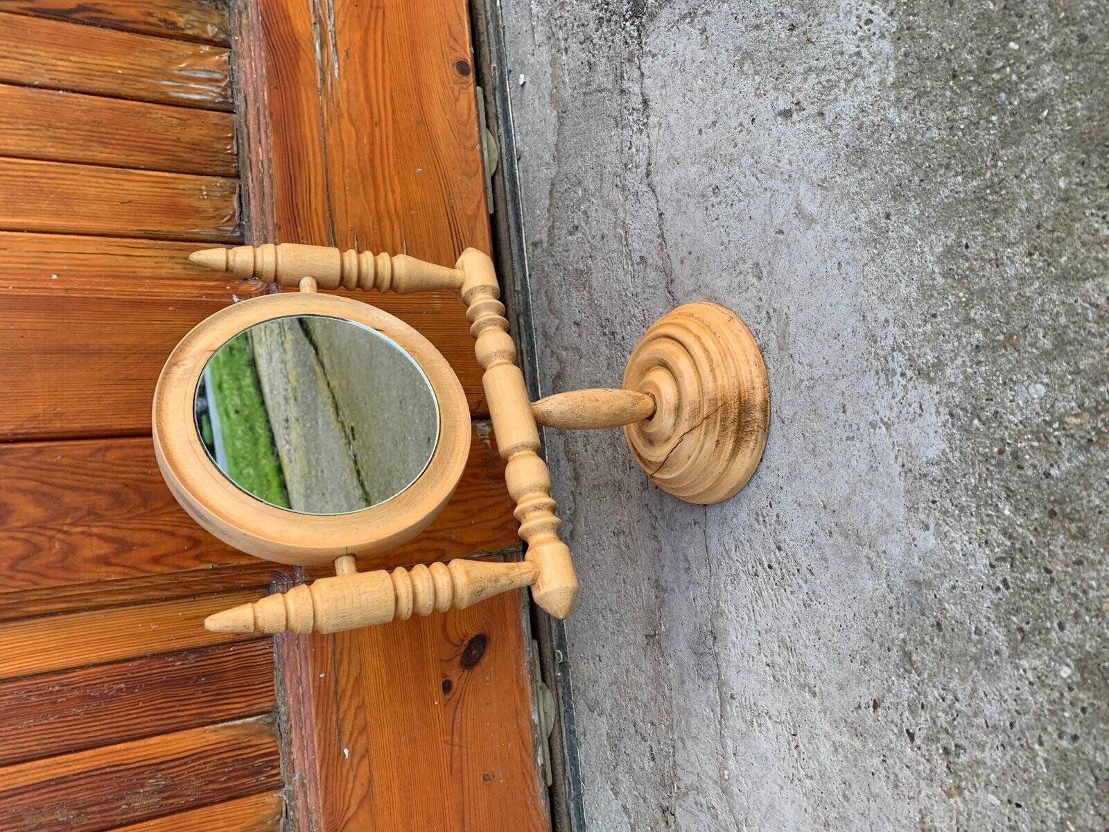 Swivel tabletop mirror in solid blonde pine, turned design from the 1950s, Czech Republic.