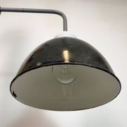 Lampe murale industrielle avec abat-jour en émail noir, années 1960