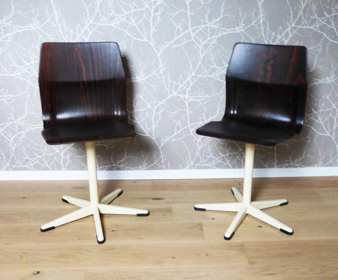 OBO central foot chair