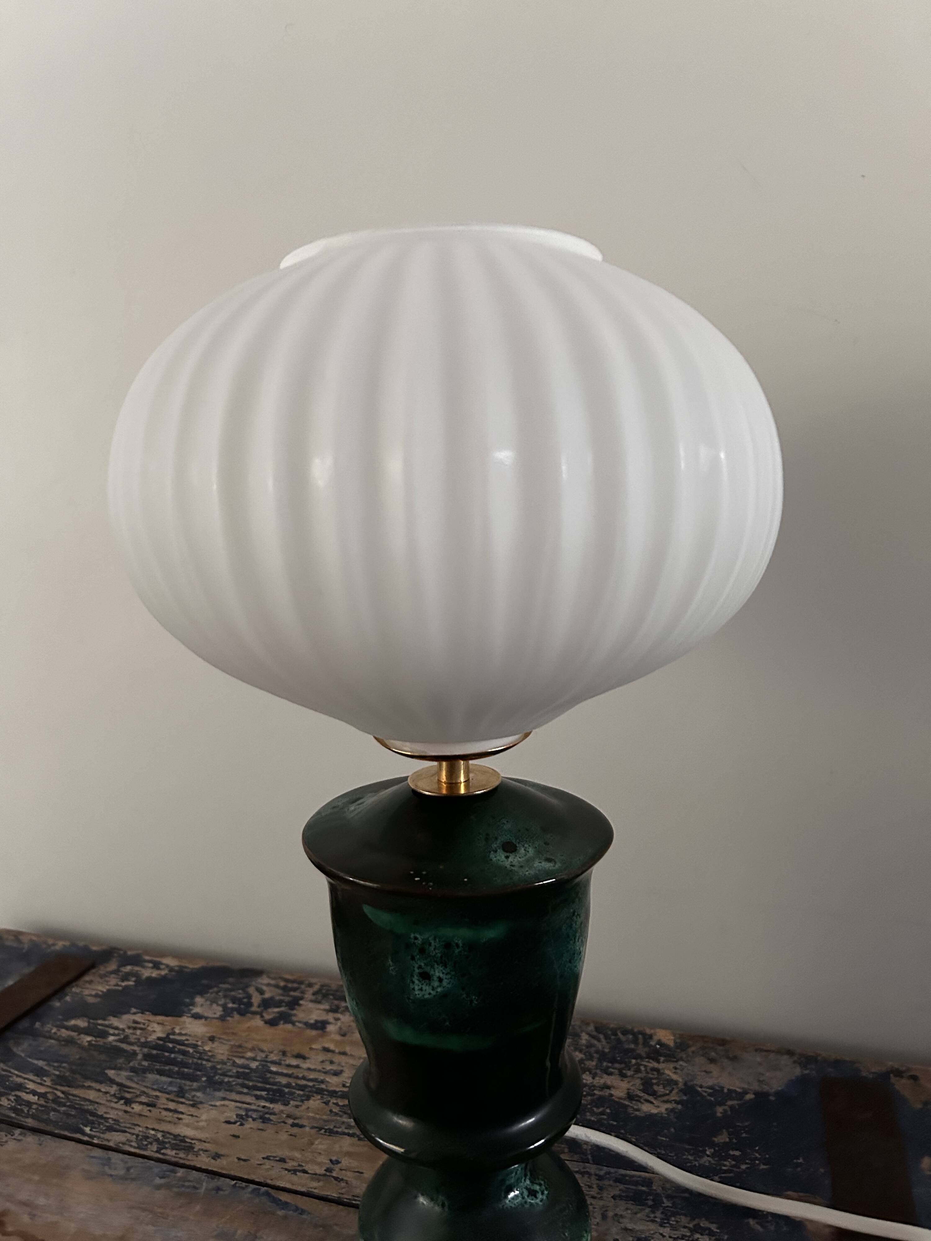 Geometric table lamp with pleated opaline shade