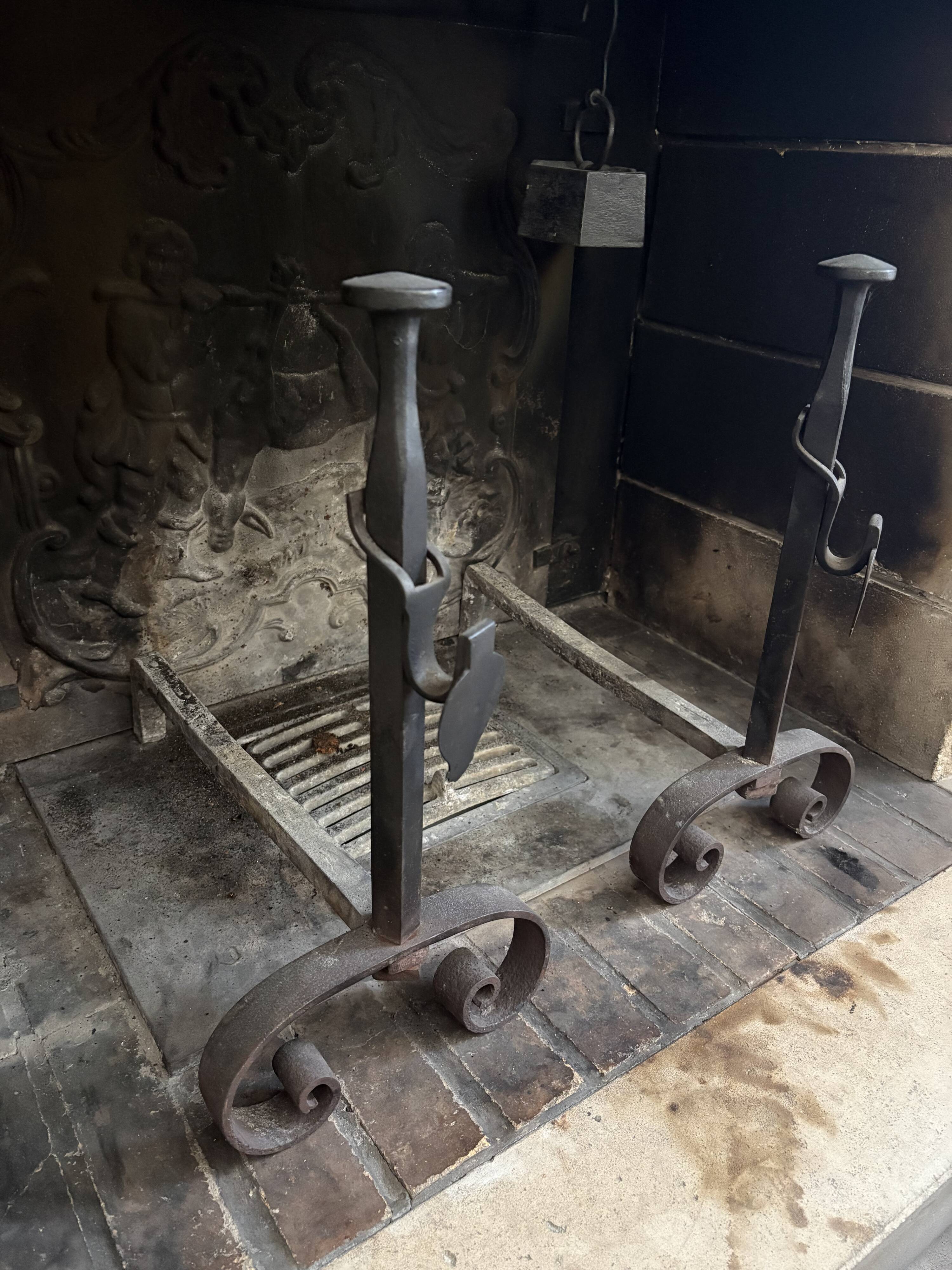 Complete fireplace tool set (10 pieces) in wrought iron