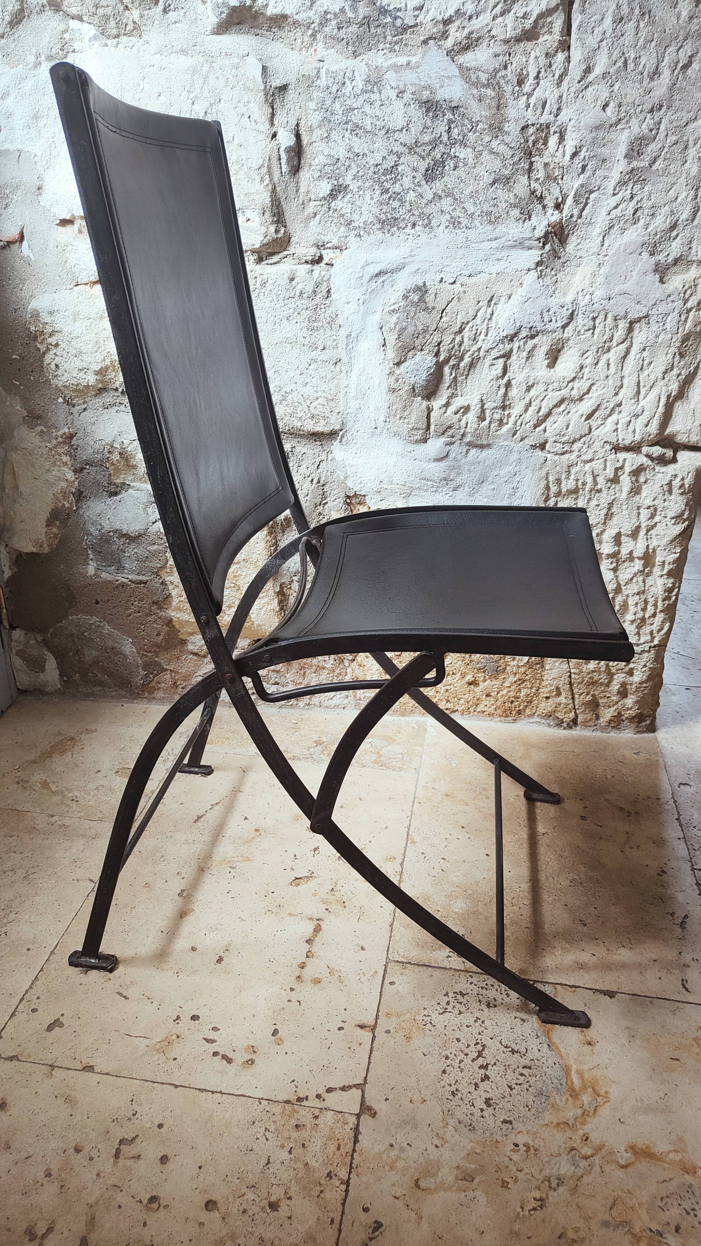 Chaise en cuir et fer forgé