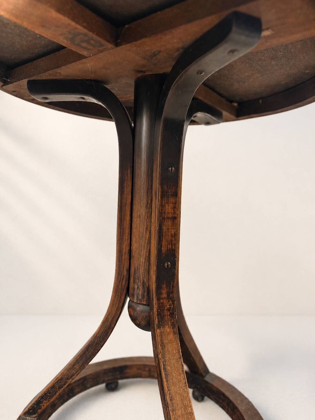 Round table by Otto Wagner dor Thonet