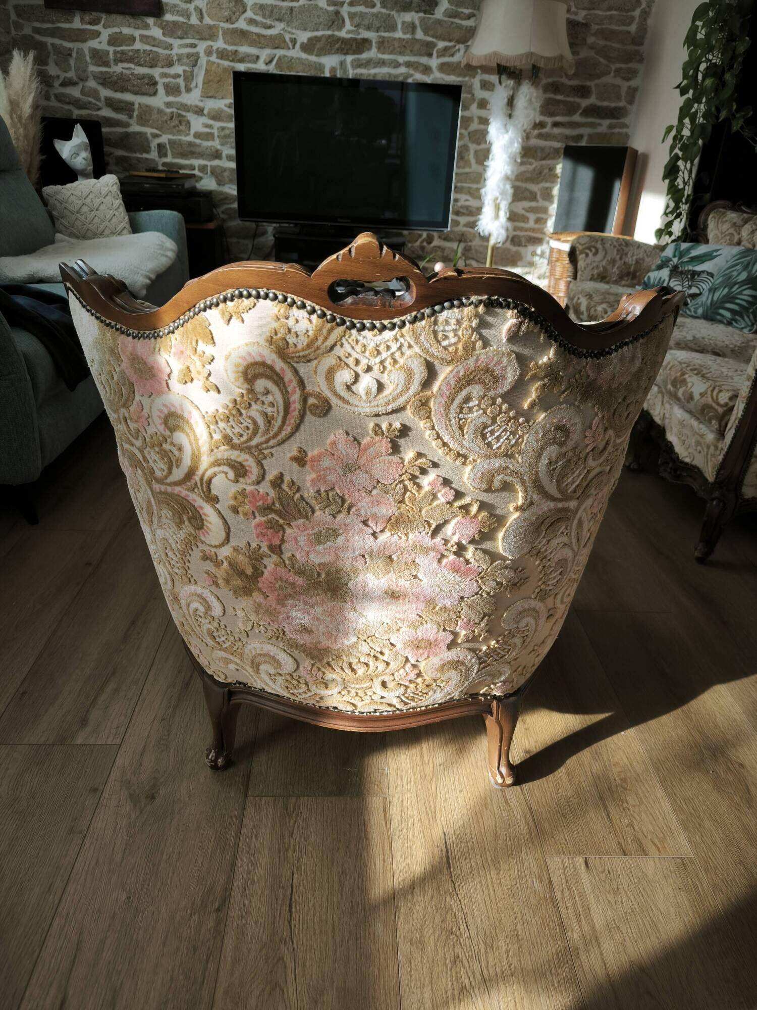 Canapé trois places et ses deux fauteuils style Louis XV rocaille