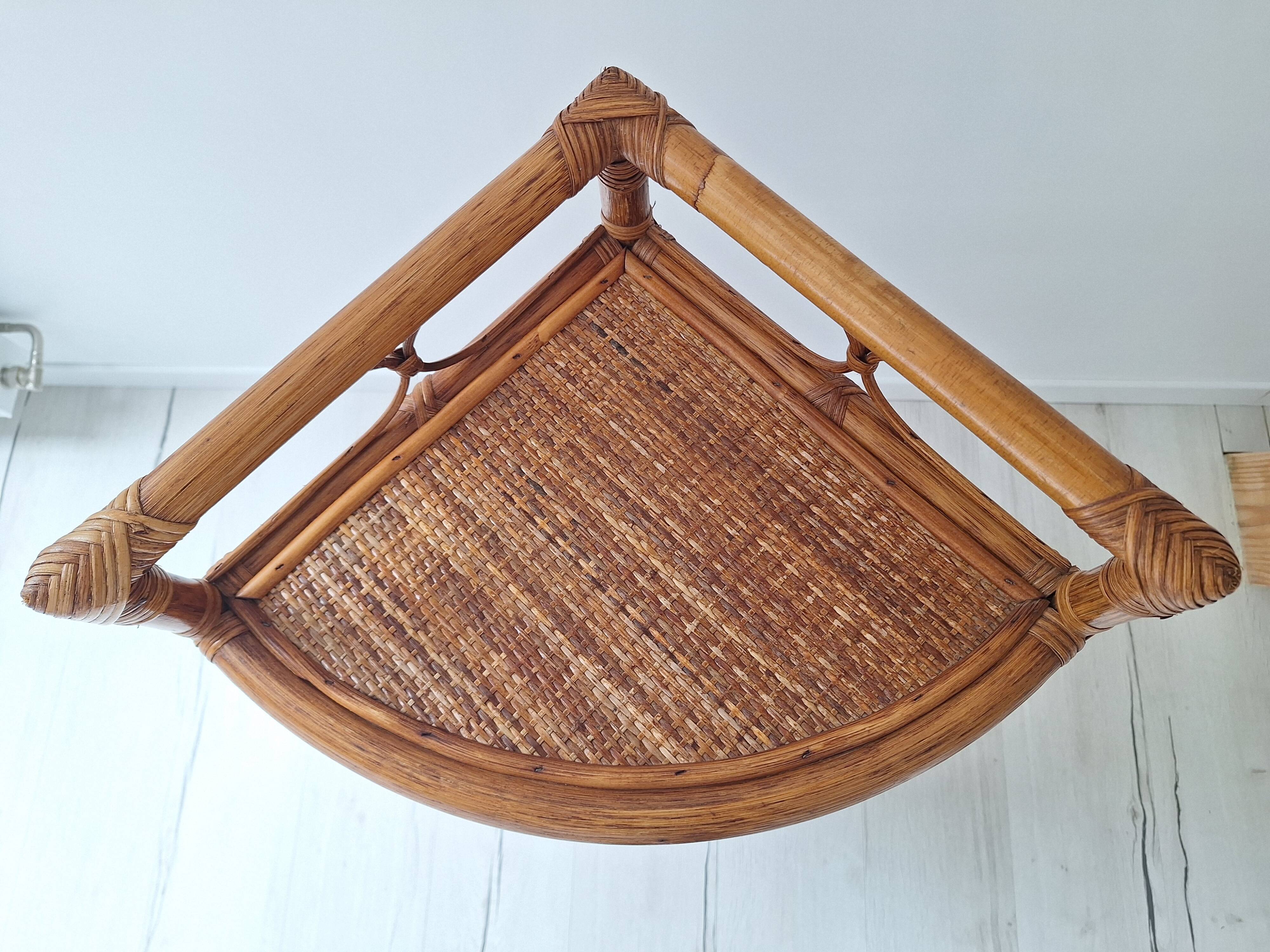 Etagère d'angle en rotin