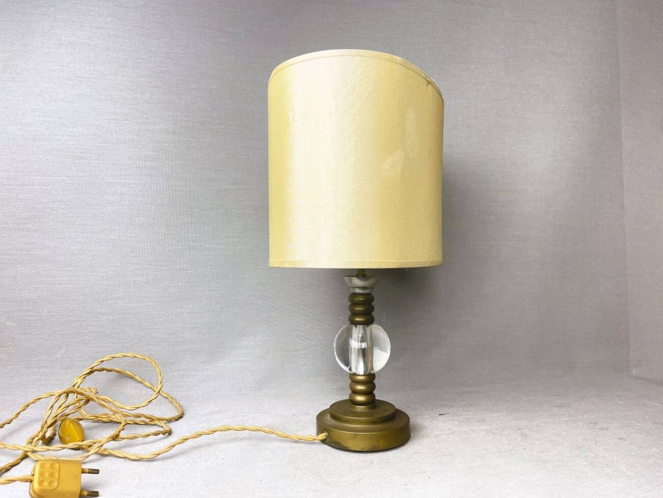 Lampe de table vintage en laiton avec abat-jour ovale crème en soie 1960