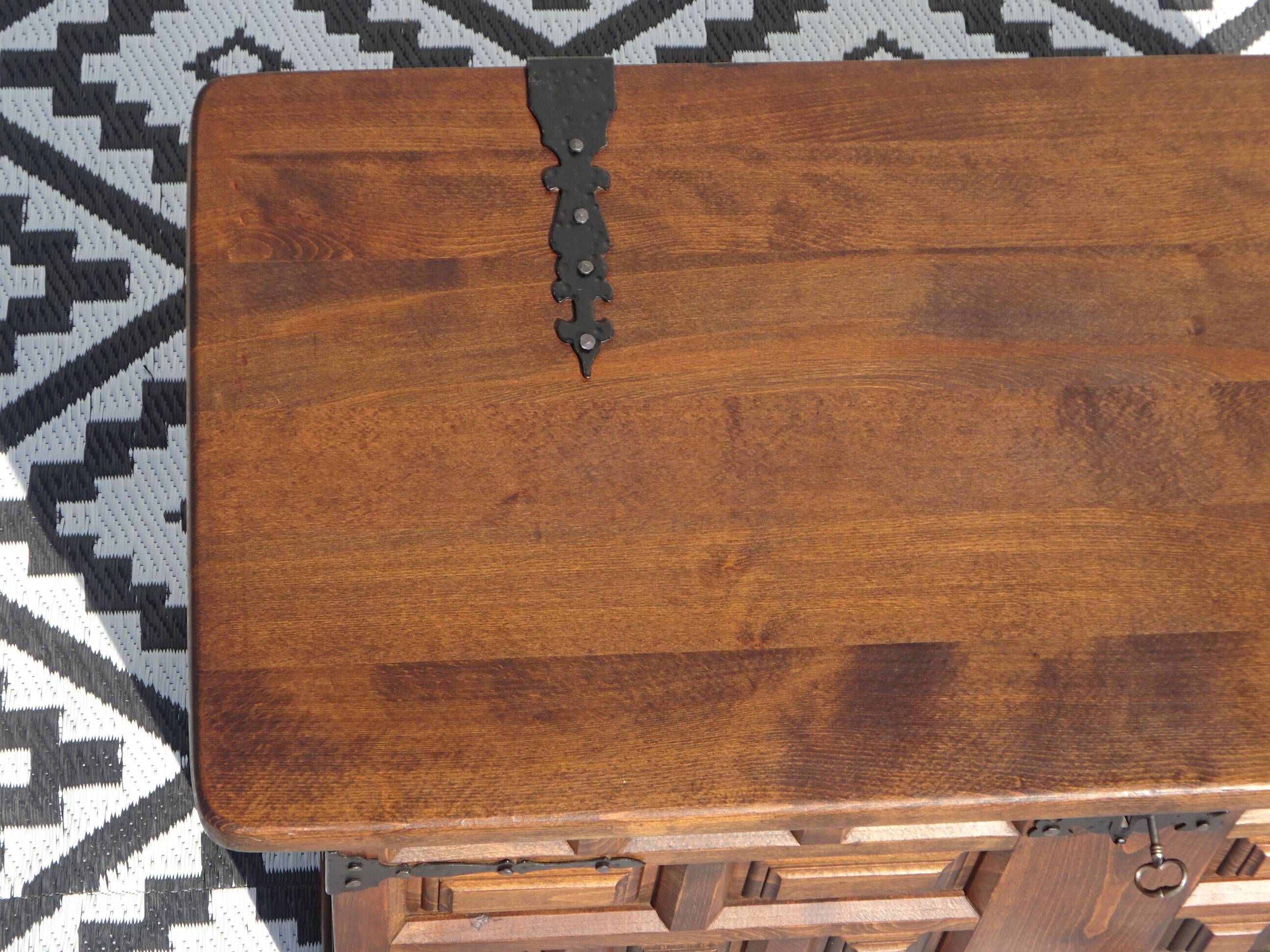 Tuscan chest in solid wood, Argudo Navarro, Spain