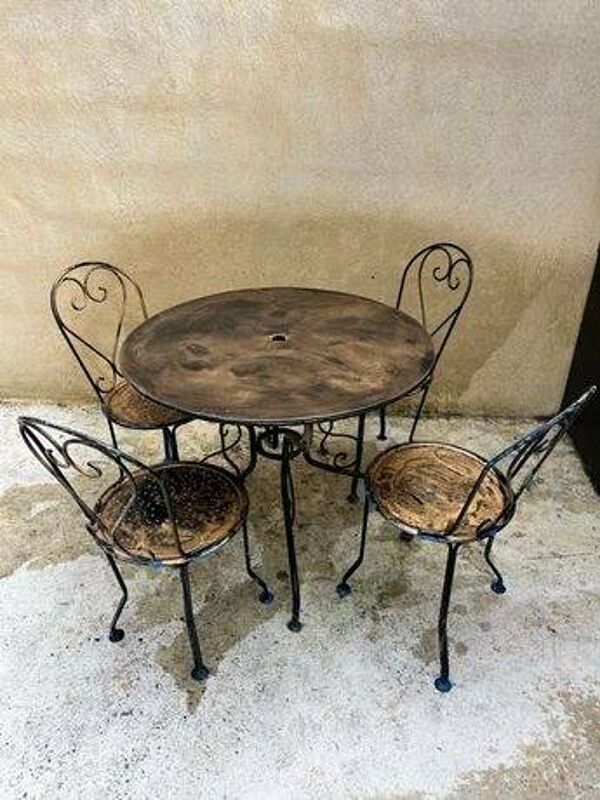 Table d'extérieur en fer forgé et 4 chaises assorties