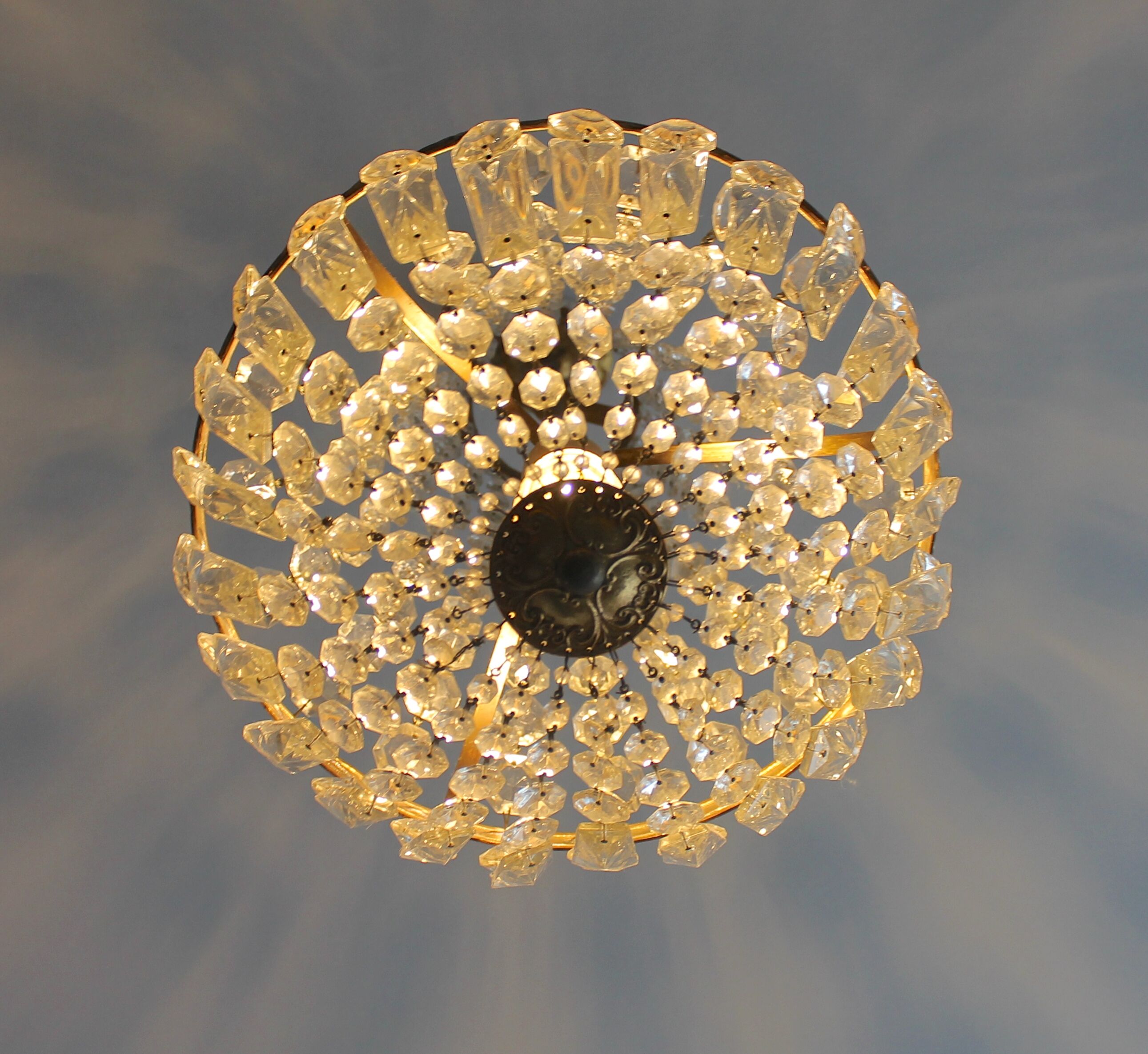 Lustre mongolfière à pampilles et bronze