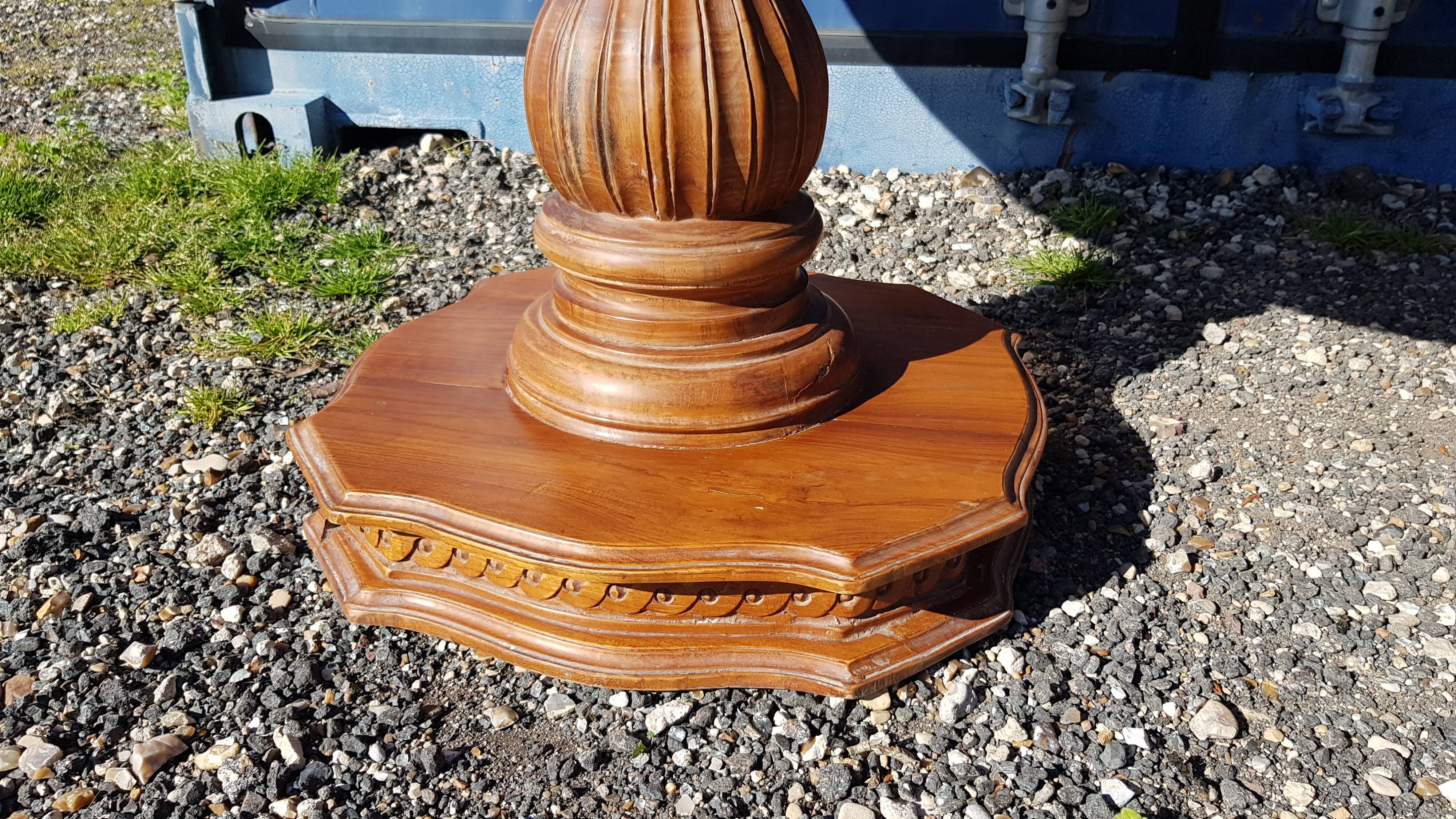 Oval dining table in solid teak