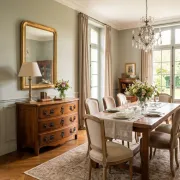 Commode galbée style Louis XV en noyer massif 