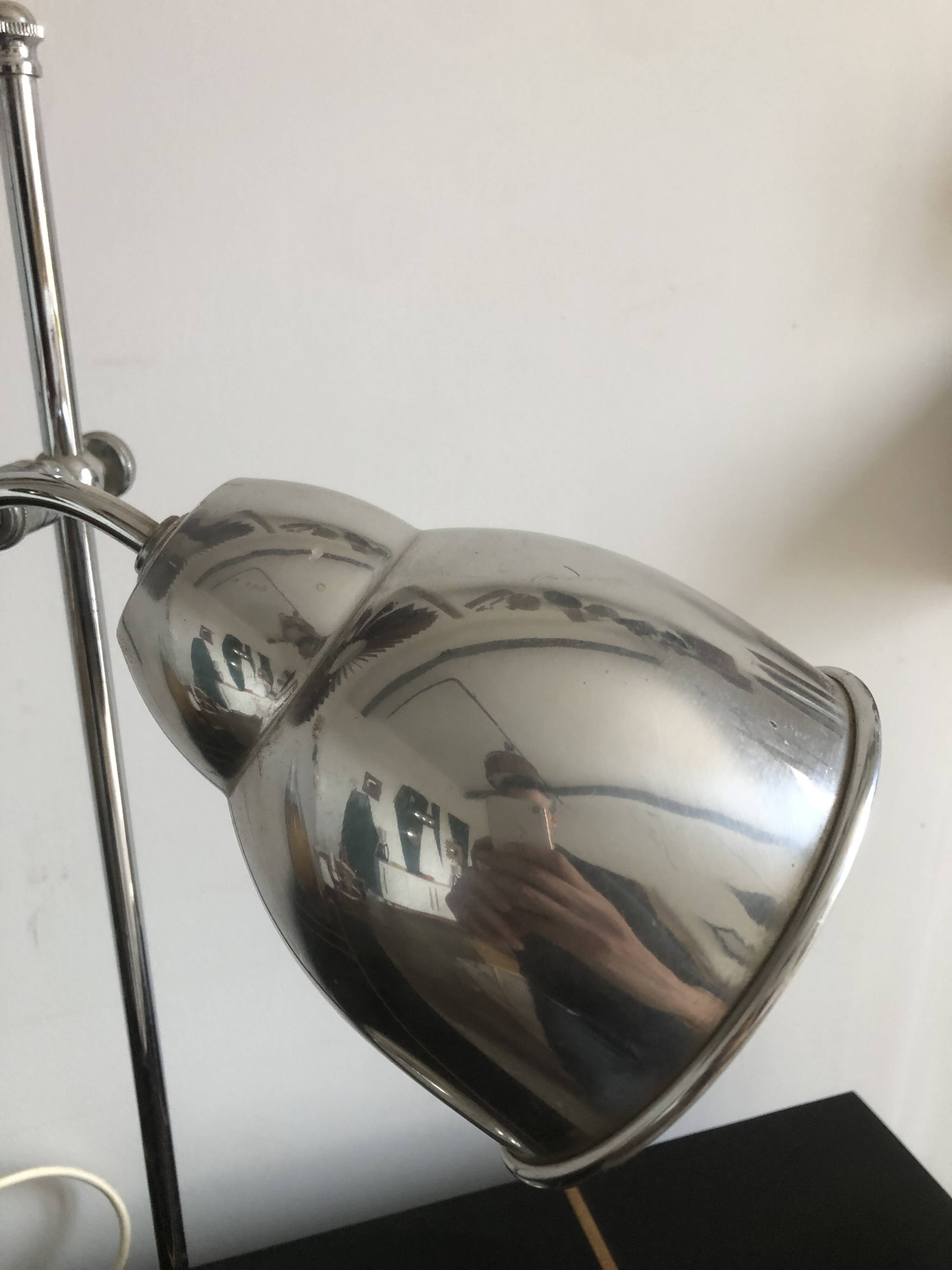 Articulated desk lamp