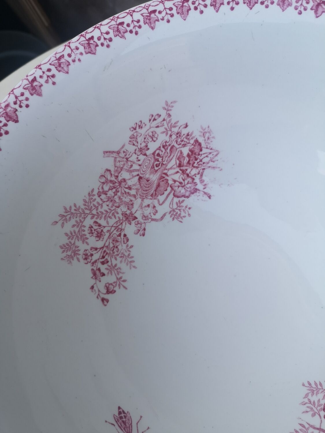 Salad bowl with pink decoration in iron earth