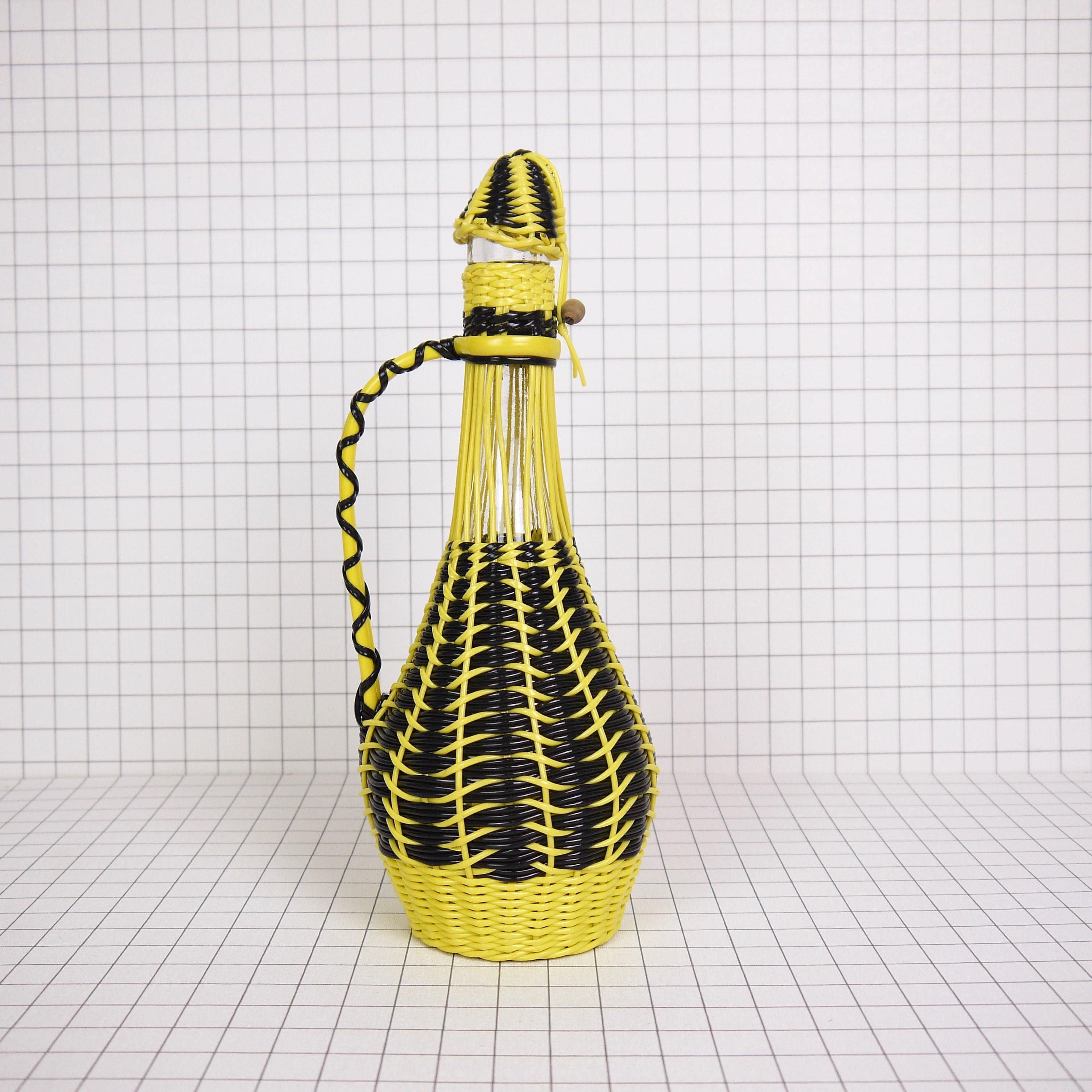 Bottle yellow and black scoubidou
