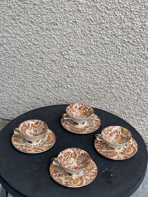 Coffee or tea service consists of 4 cups and 4 saucers in porcelain and vintage golden handles