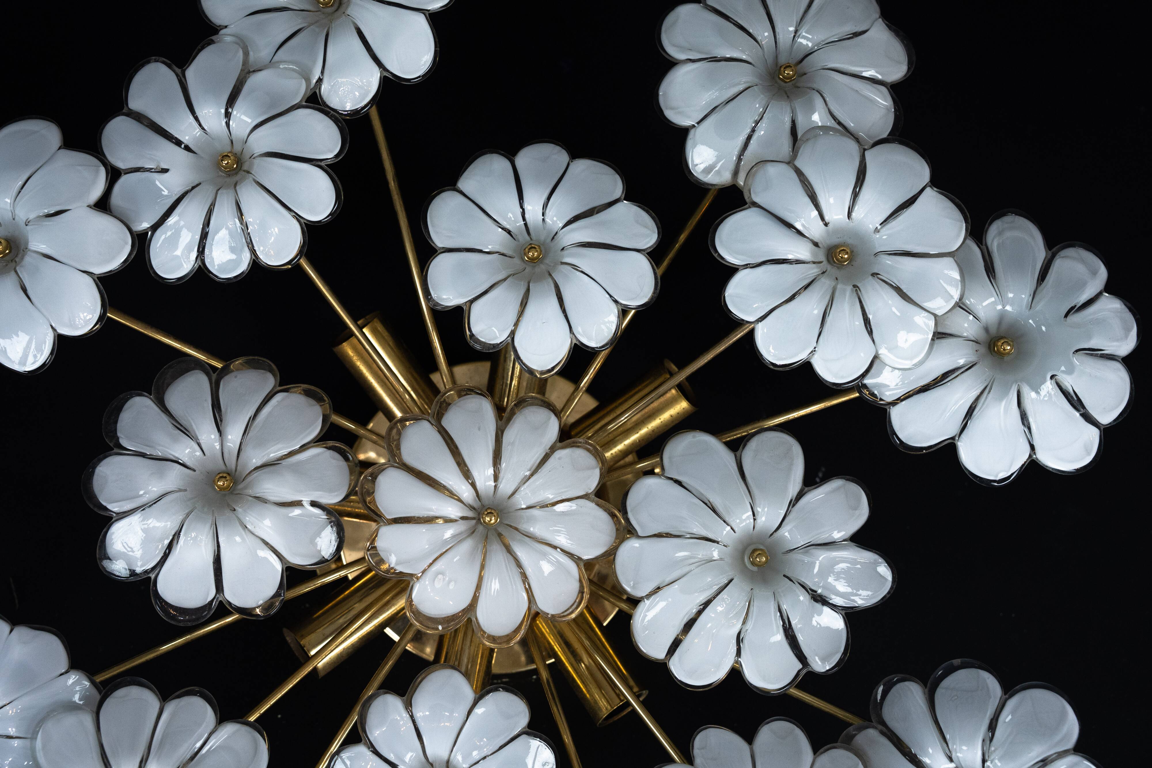 Paire de lampes de plafond en verre de Murano à fleurs blanches. Italie, années 1980.
