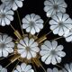 Paire de lampes de plafond en verre de Murano à fleurs blanches. Italie, années 1980.