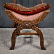 Chaise Curule en Noyer massif, goût Renaissance – Fin XIXe