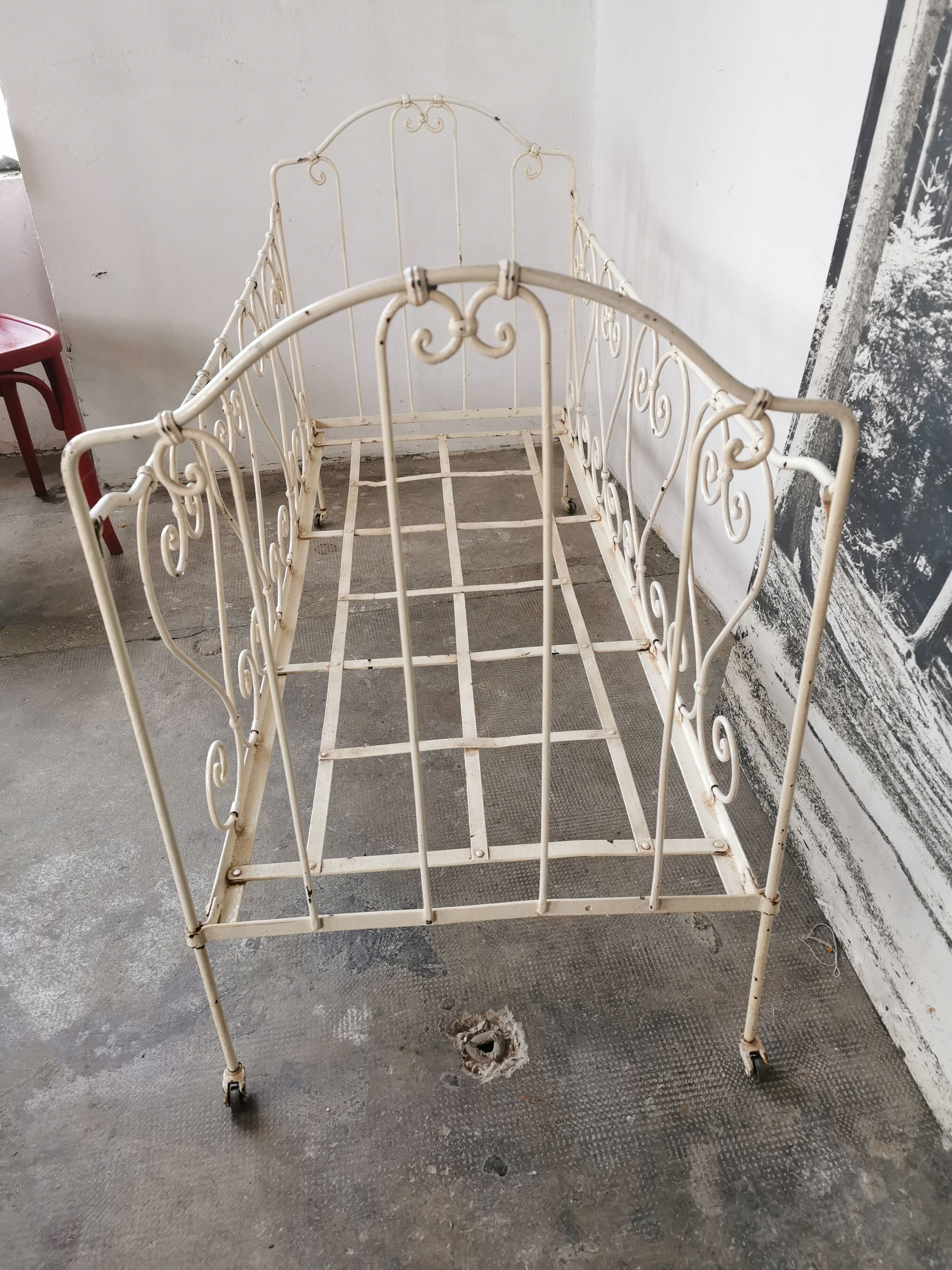 Bed, wrought iron bench