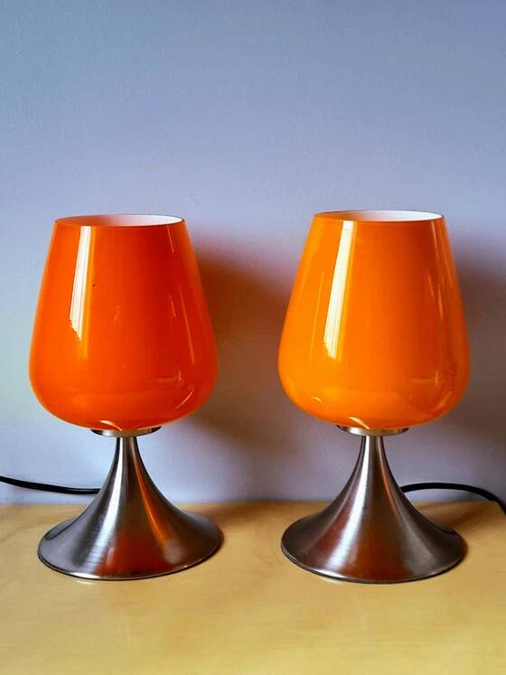 Paire de lampes space age en opaline orange et métal chromé