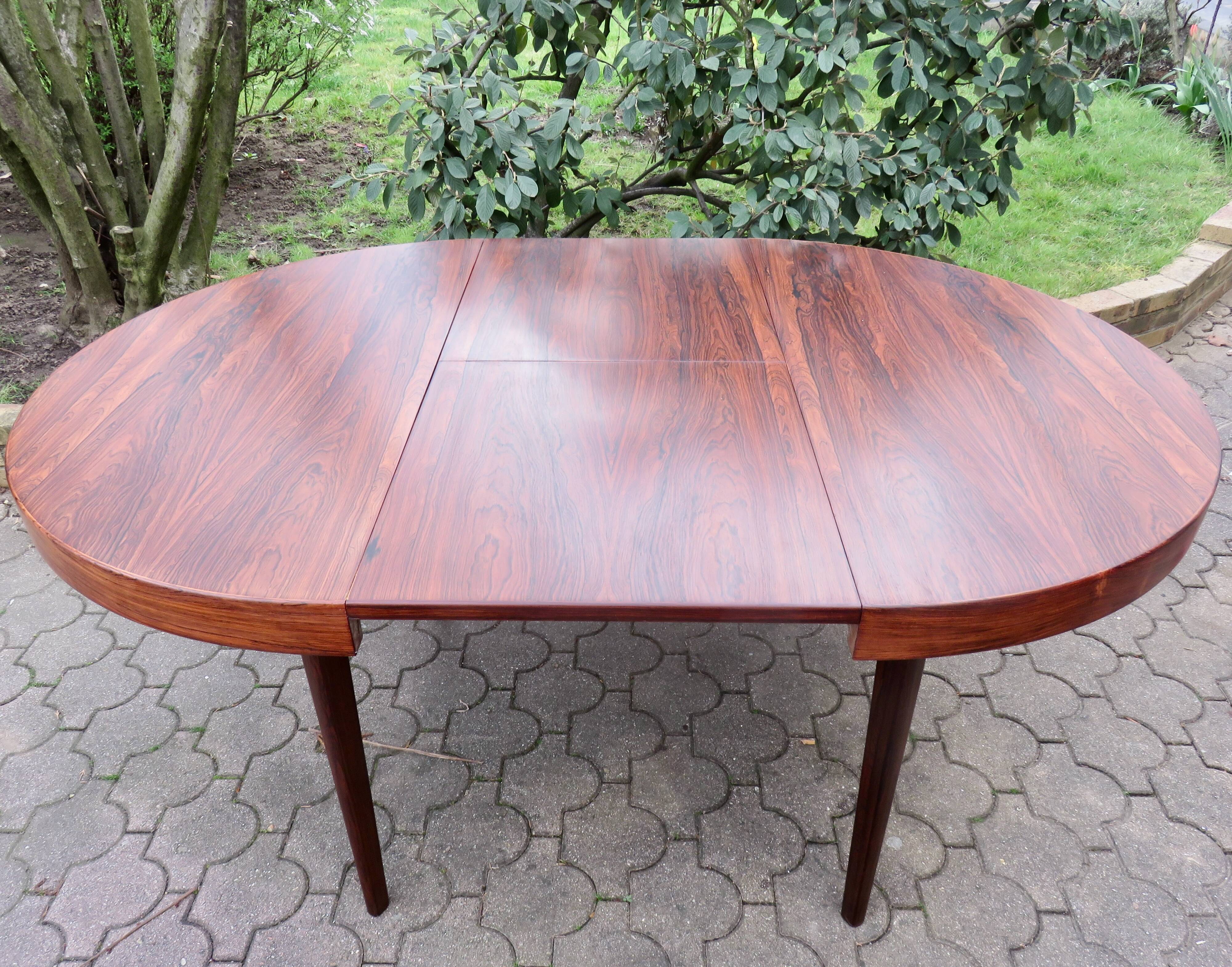 Round table with integrated extensions, rosewood. 1970