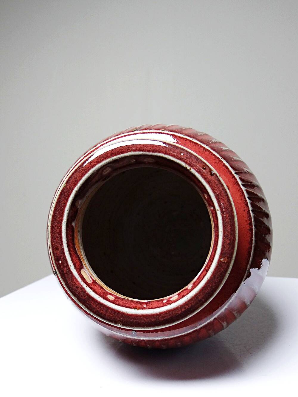 Vase en grès émaillé sang-de-bœuf à côtes, travail d’atelier XXe