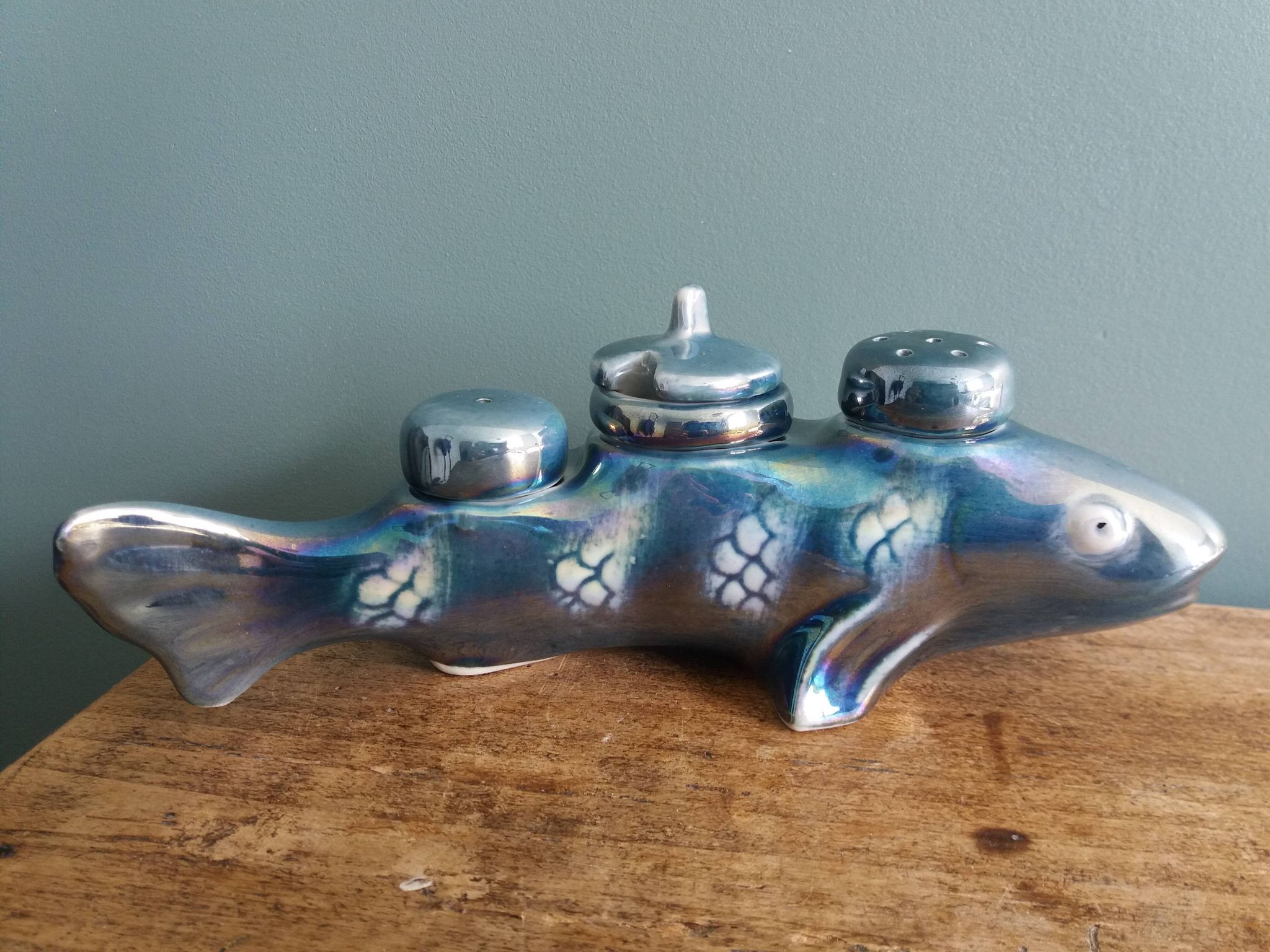Salière poivrier moutardier zoomorphe, poisson en porcelaine