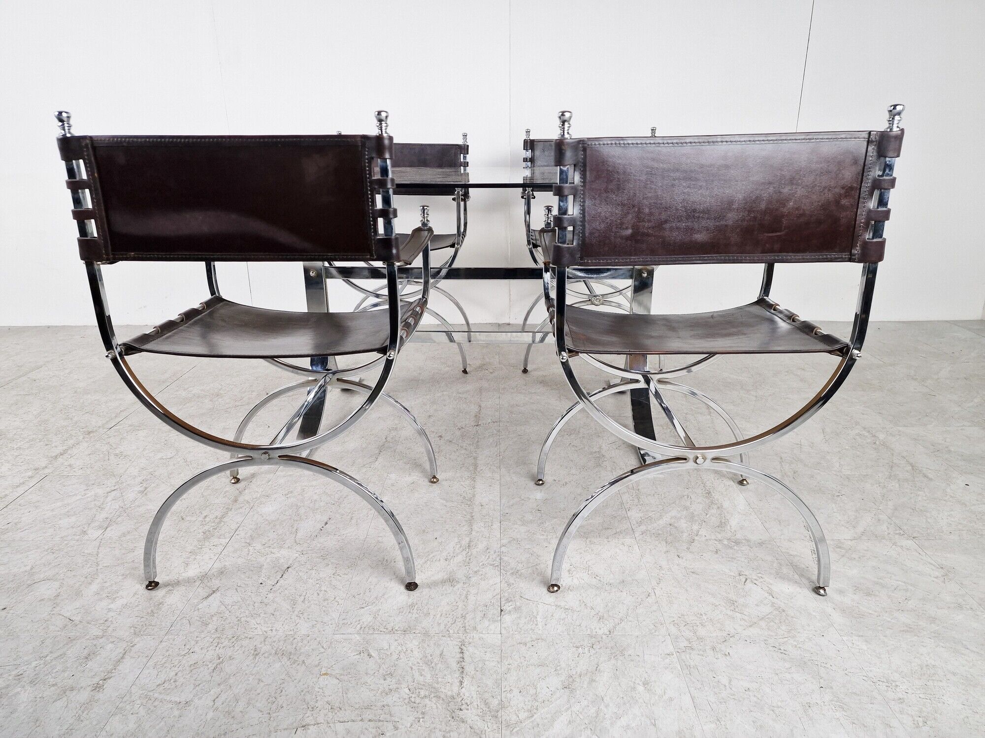 Chaises et table, années 1960