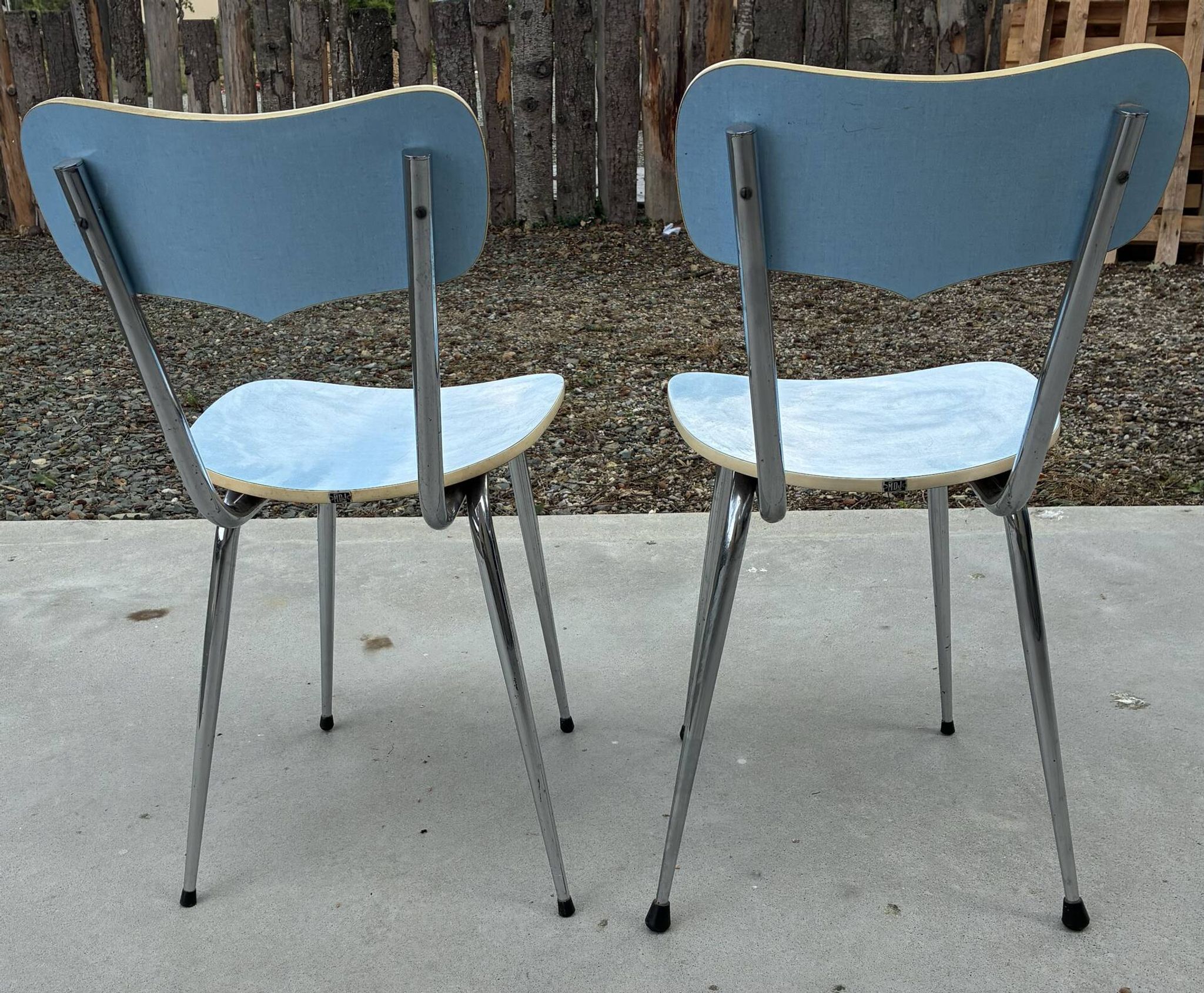 Paire de chaises en Formica bleu “Peugeot”