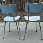 Paire de chaises en Formica bleu “Peugeot”