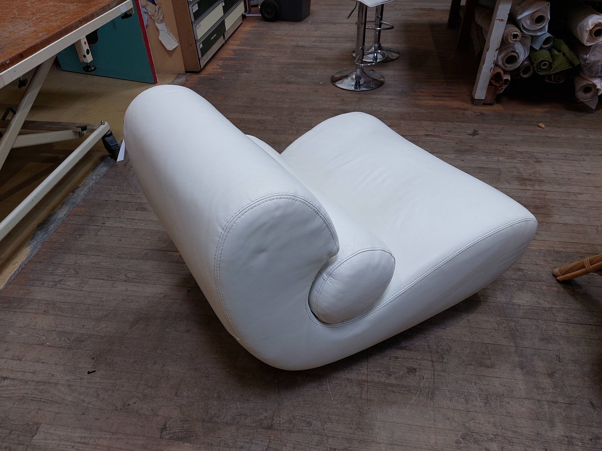 White leather swivel comma armchair by roche bobois - 80s