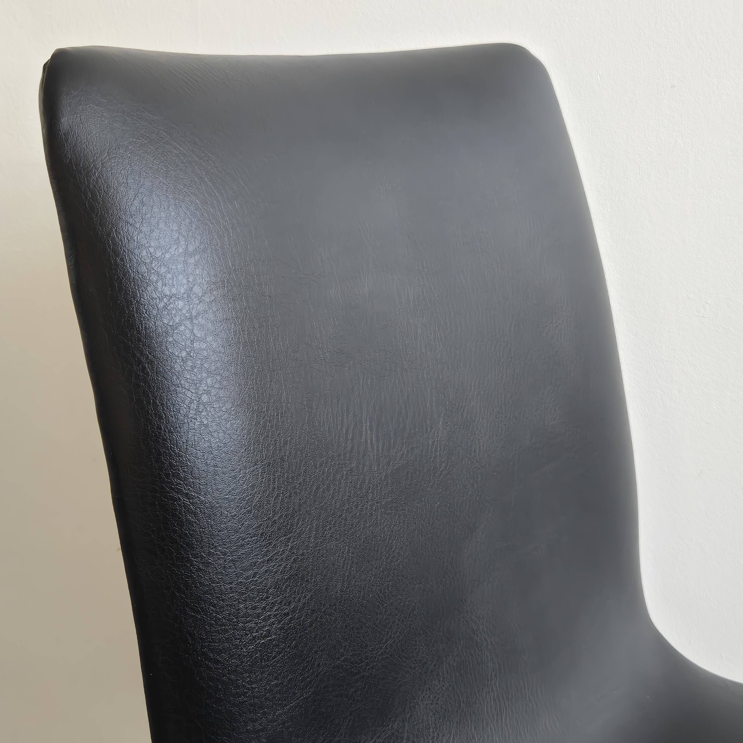 Set of 4 vintage chairs from the 1970s