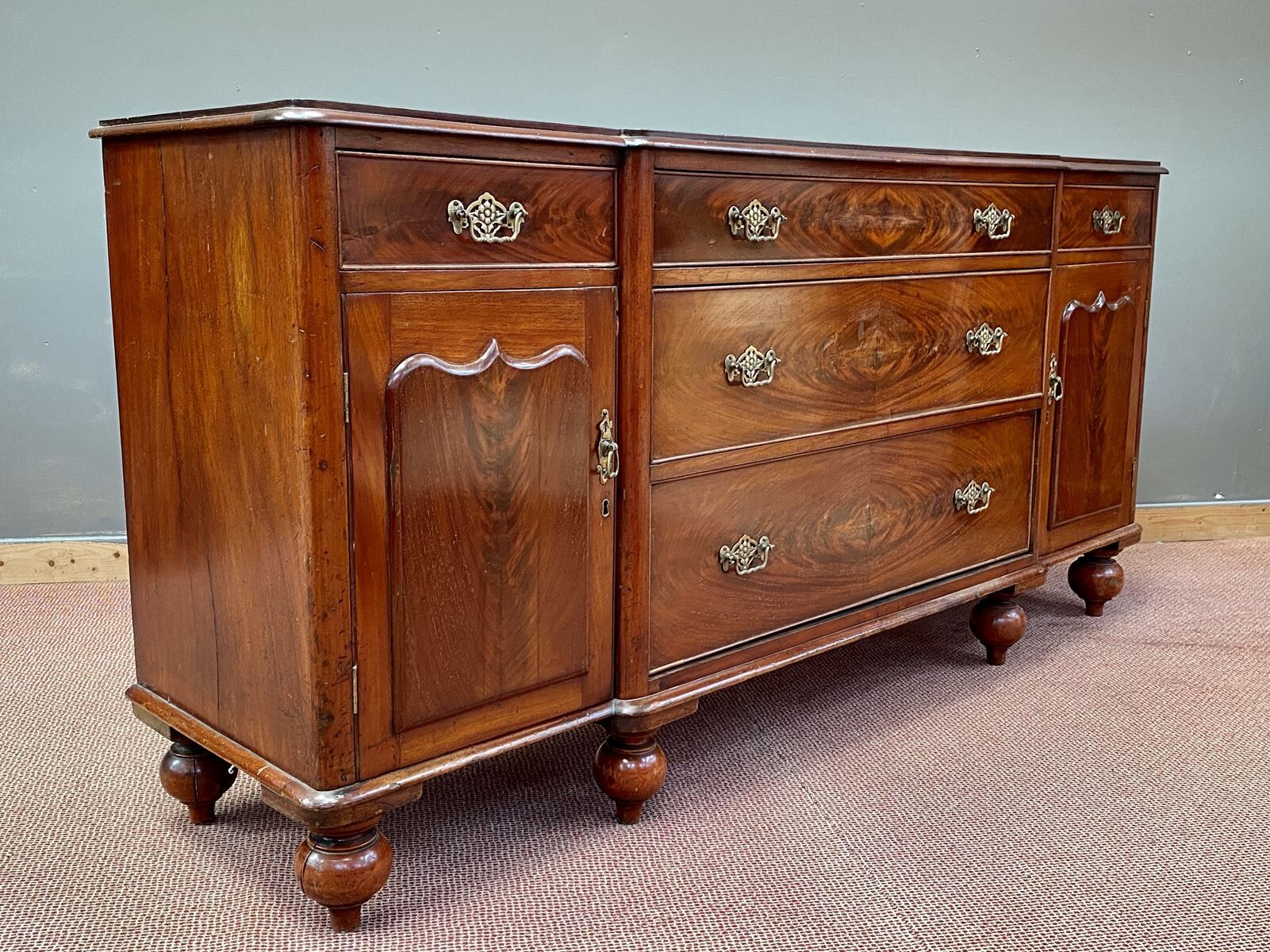 Victorian chest of drawers 19th in mahogany